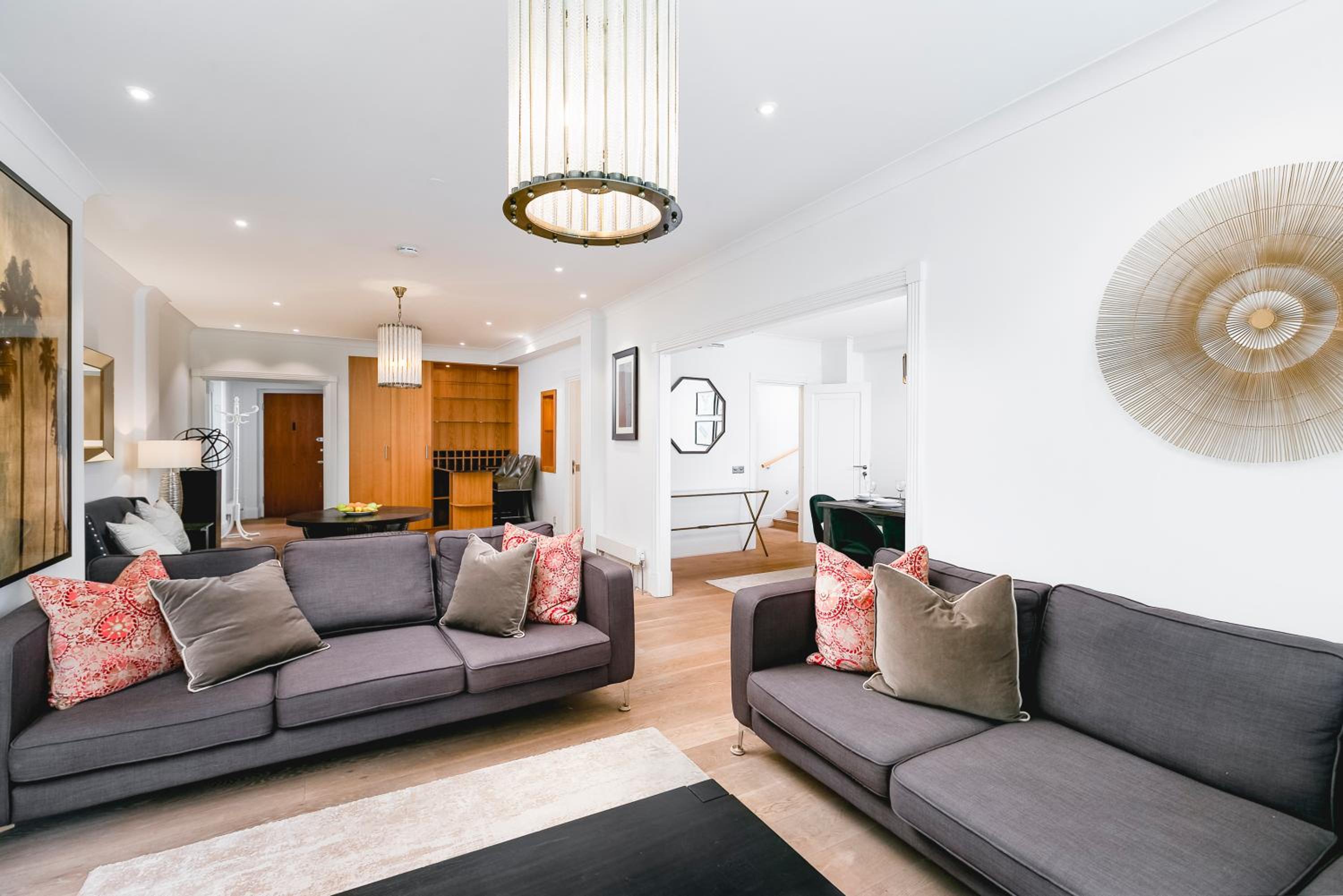 ' Luxury & Spacious AirConditioned 4 Bed 4 Bath Apartment '