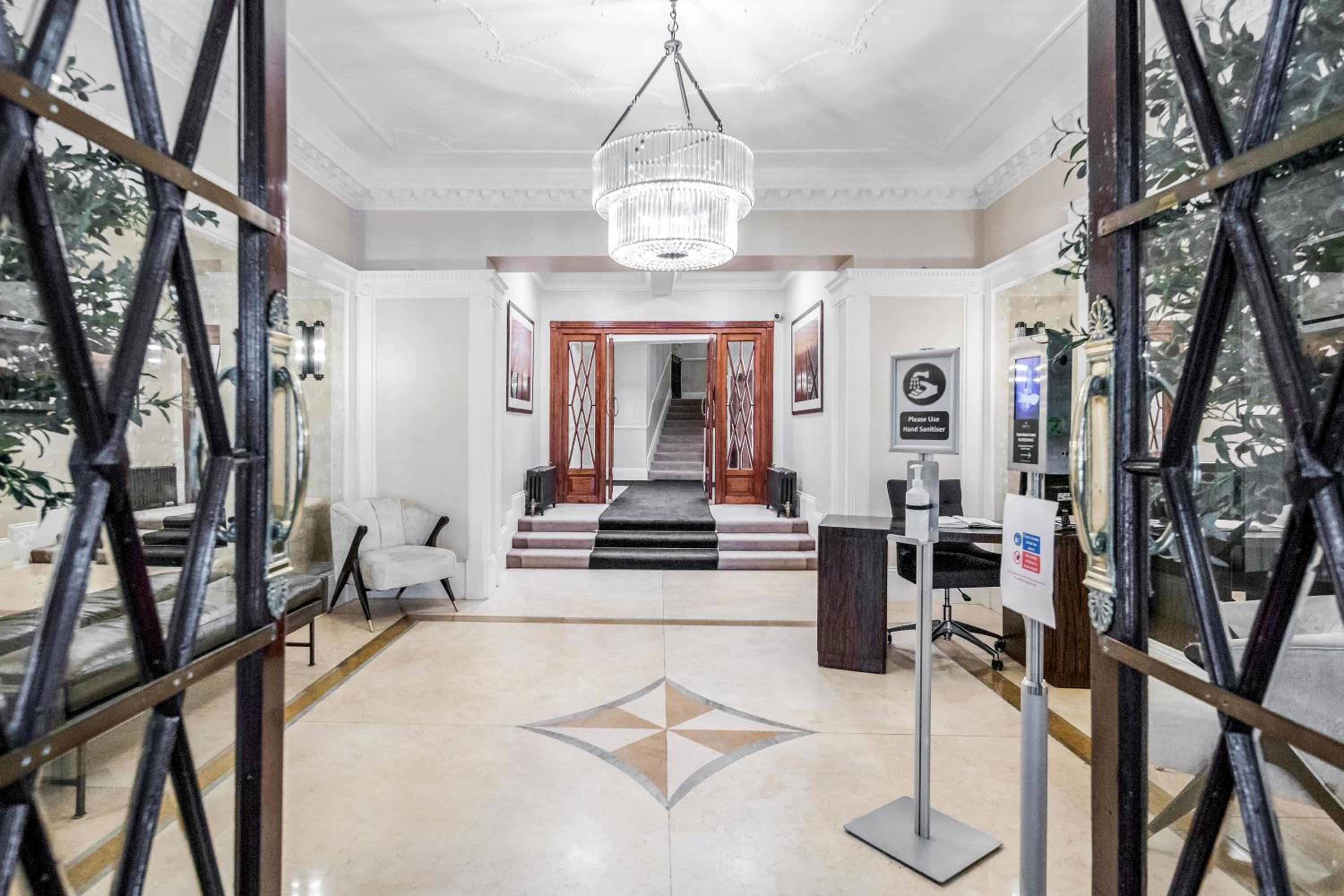 ' Luxury & Spacious AirConditioned 4 Bed 4 Bath Apartment '