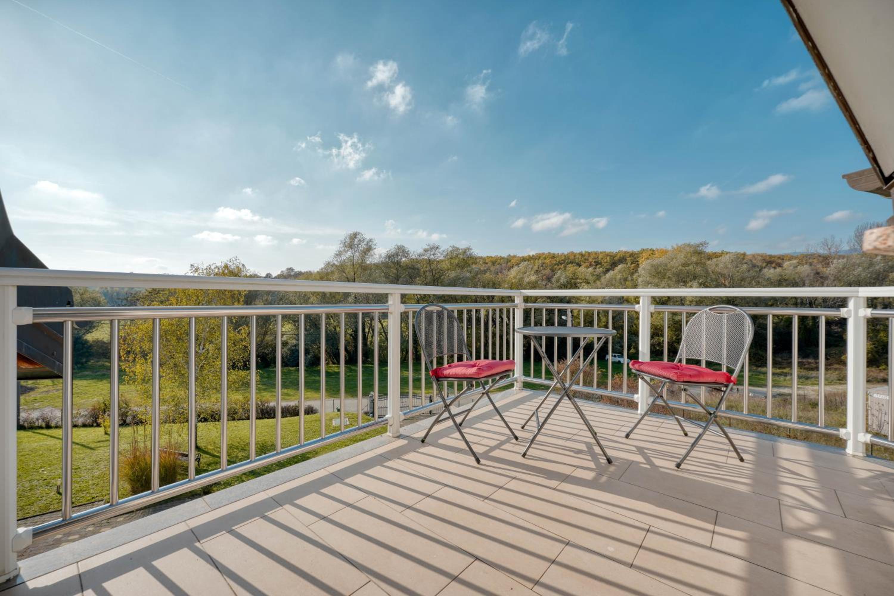 Hotel ASTAREA - penthouse in green & nature - hot tub - free private parking - terrace - peace - Image 1