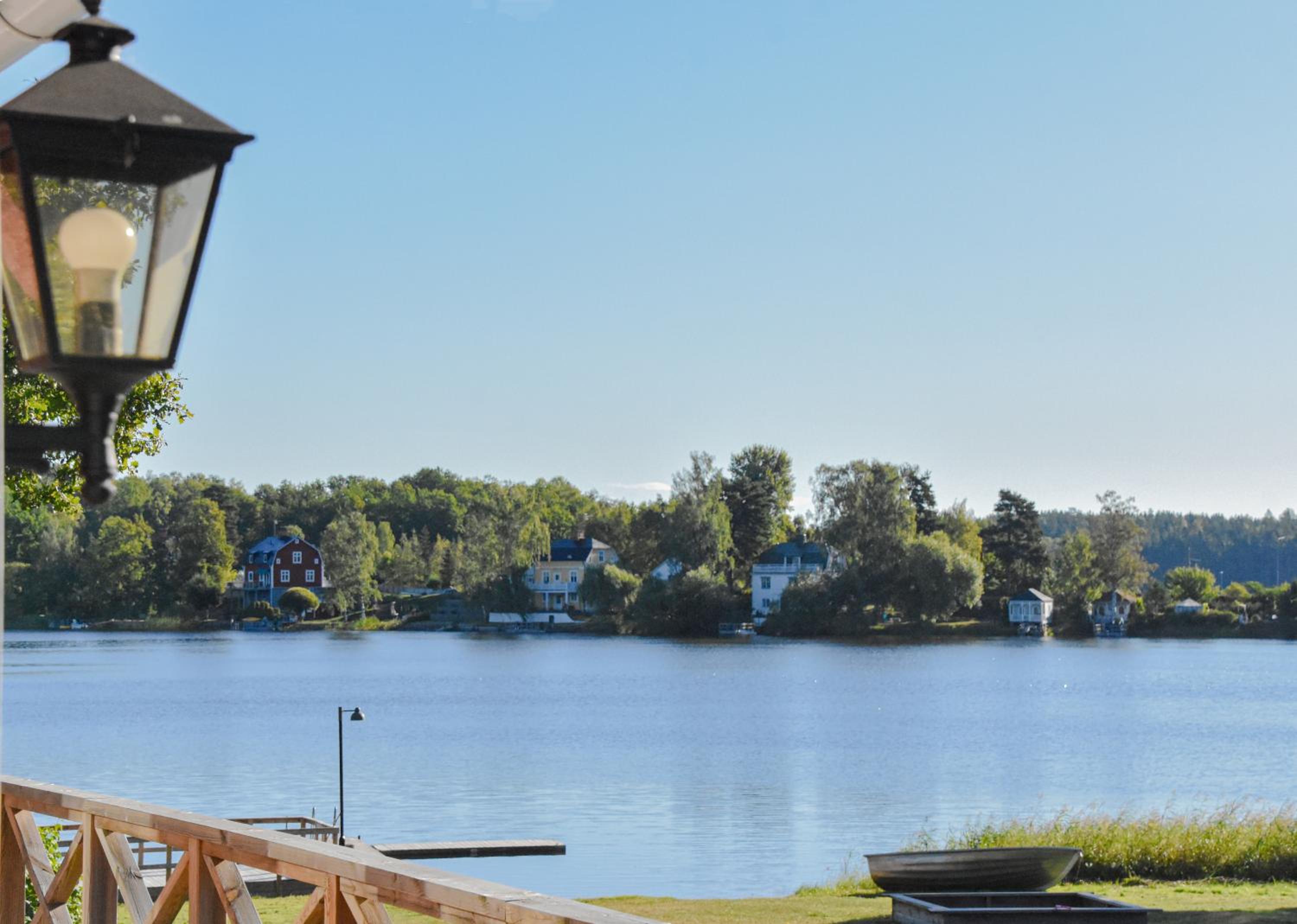 Sjönära boende med tennis- och fotbollsplan view 3