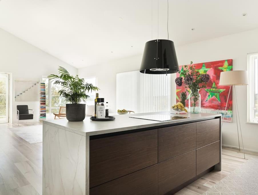 Modern Luxury Apartment - Ocean & Mountain Views view 5