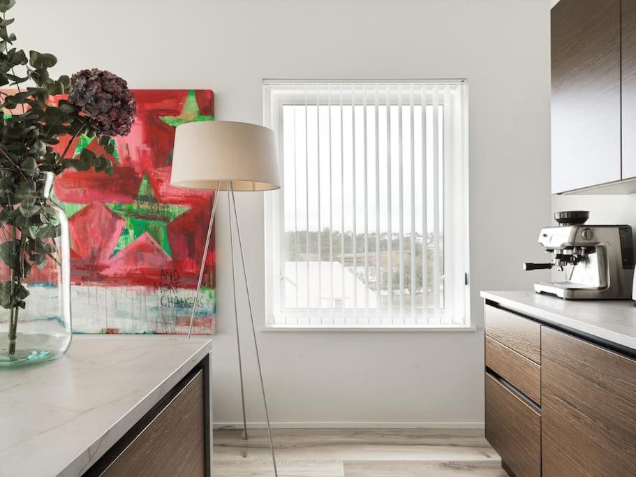 Modern Luxury Apartment - Ocean & Mountain Views view 3