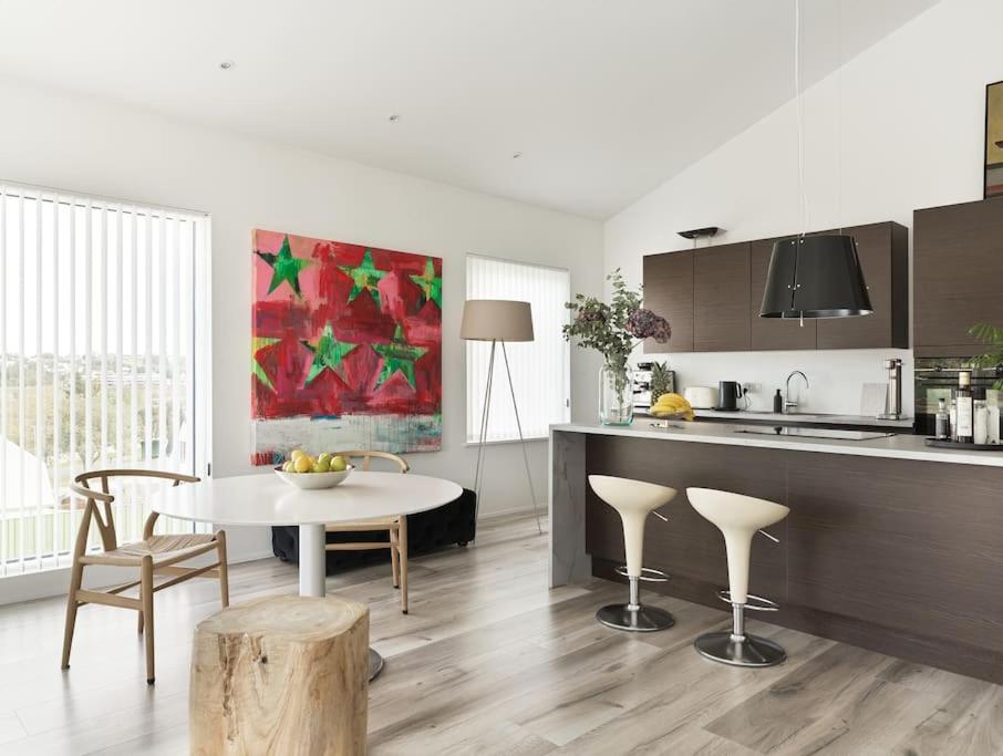 Modern Luxury Apartment - Ocean & Mountain Views view 2