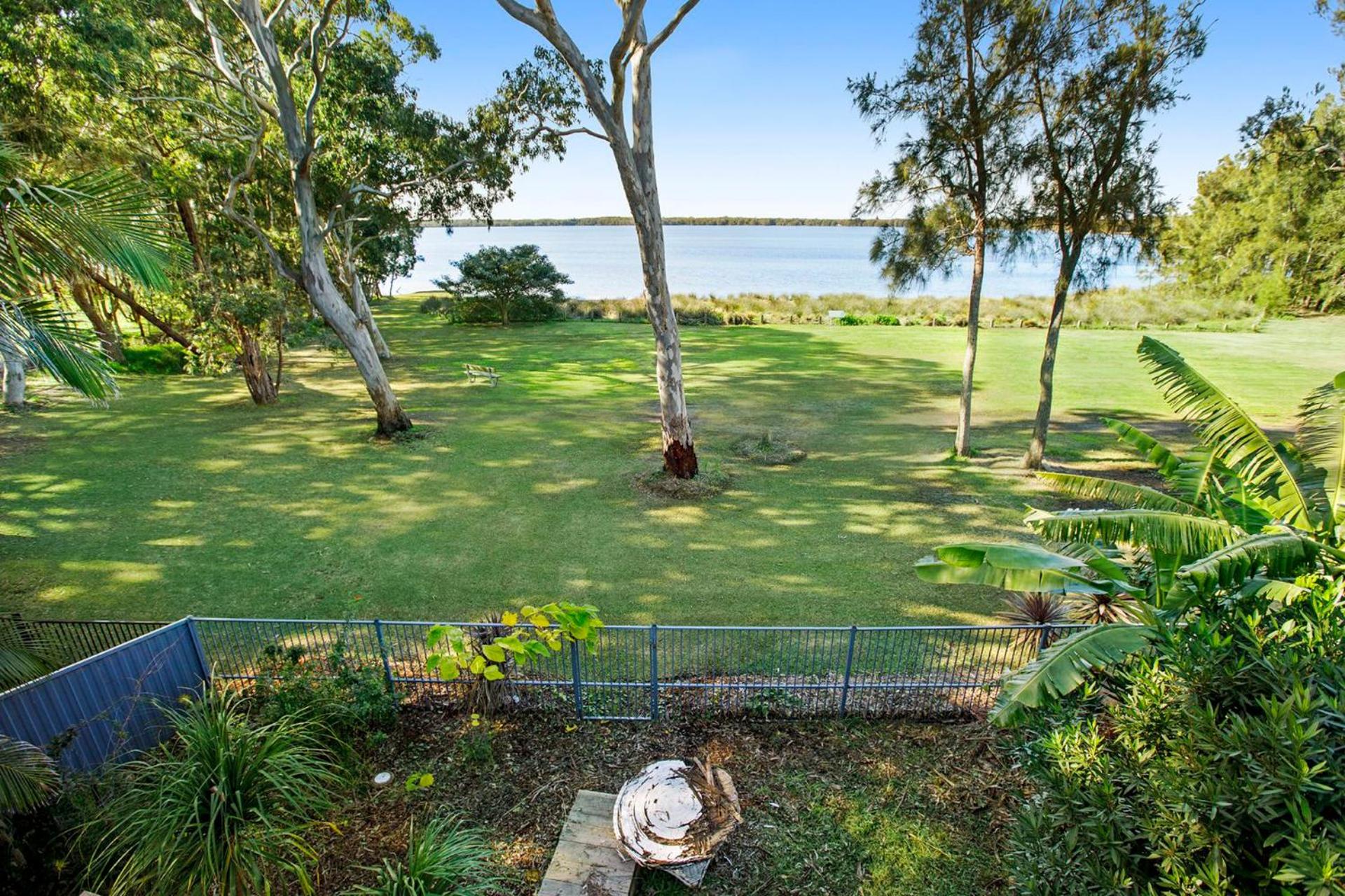 Absolute lakefront house - enjoy the sunrise