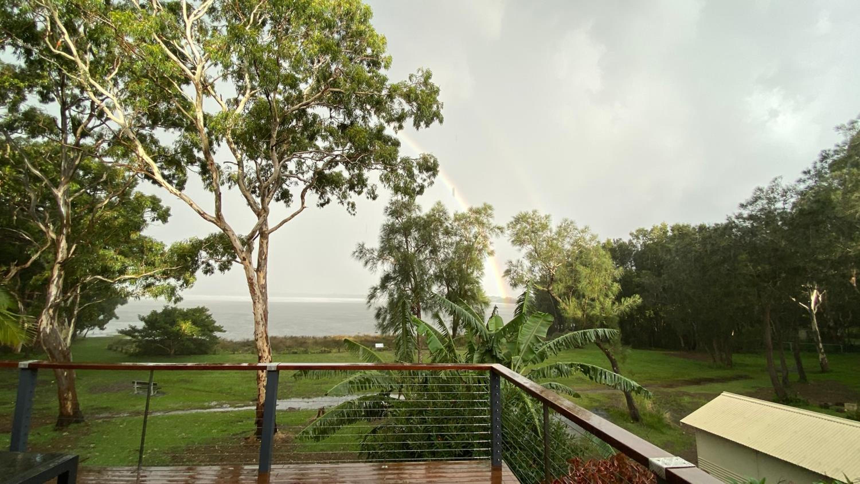 Absolute lakefront house - enjoy the sunrise