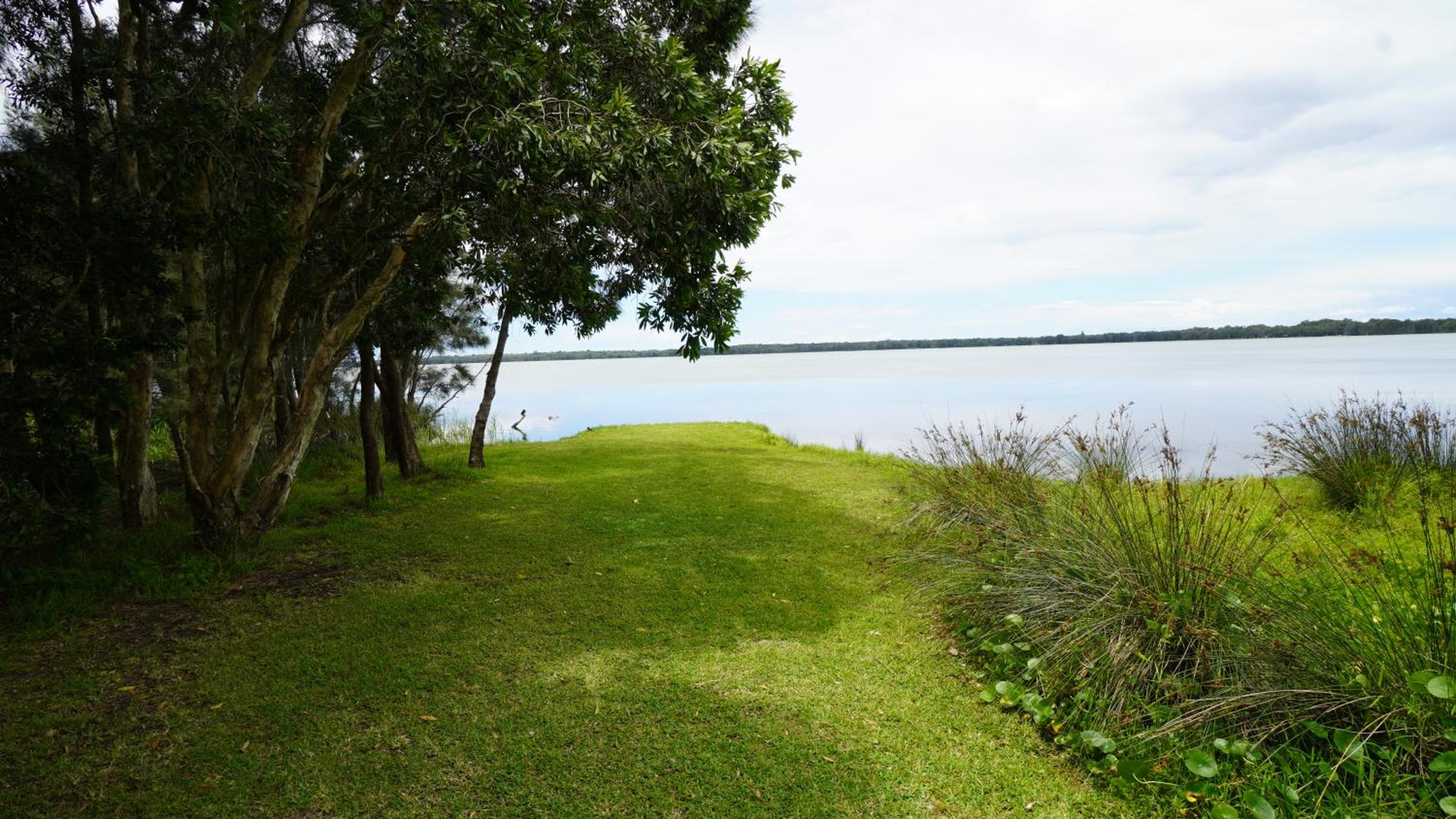 Absolute lakefront house - enjoy the sunrise