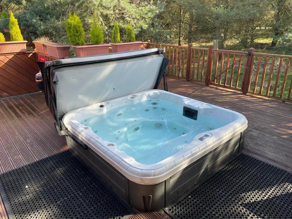 Jasmine Lodge, 2 bedroom with hot tub - Felmoor Park