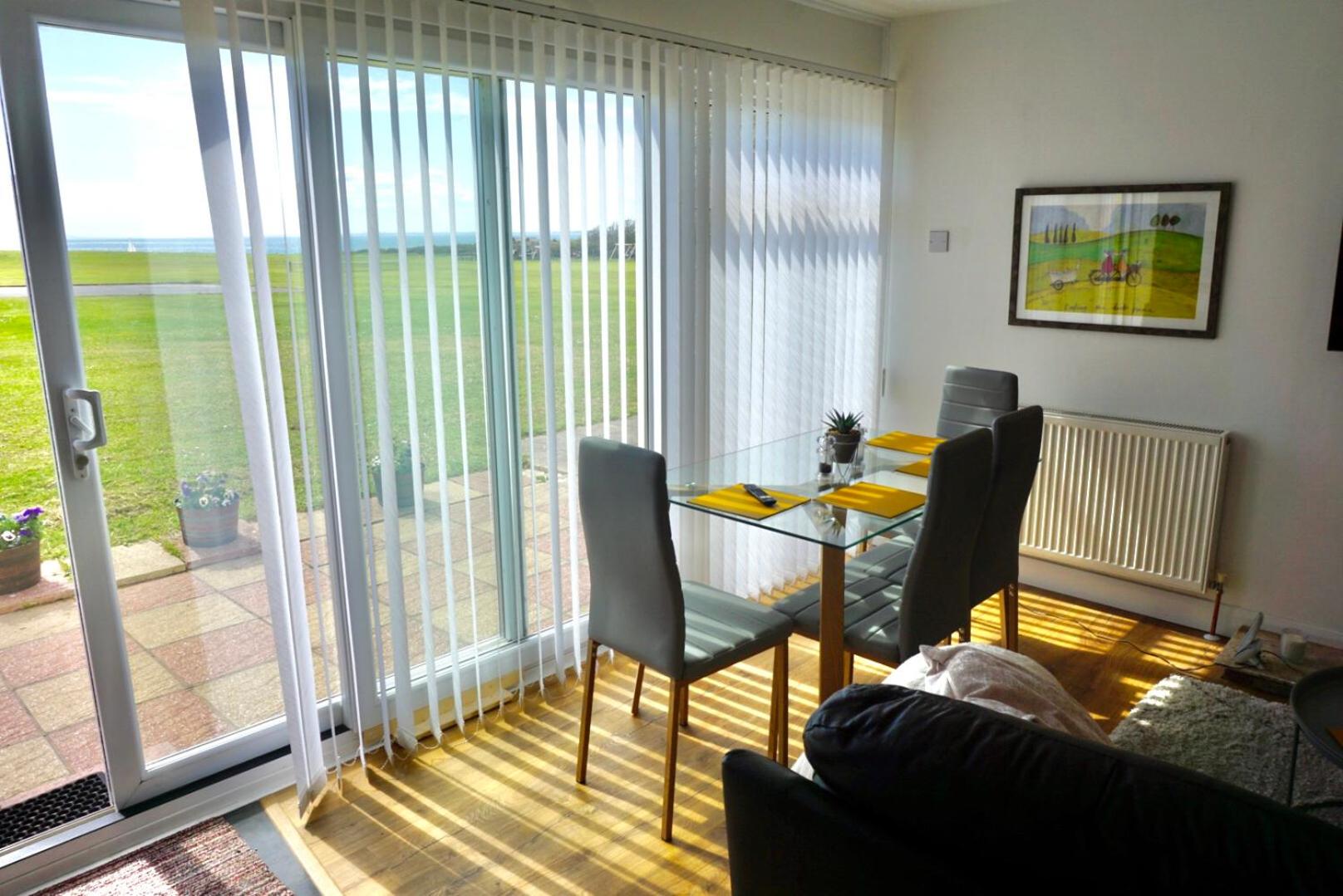 SEAVIEW self-catering coastal bungalow in rural West Wight view 4