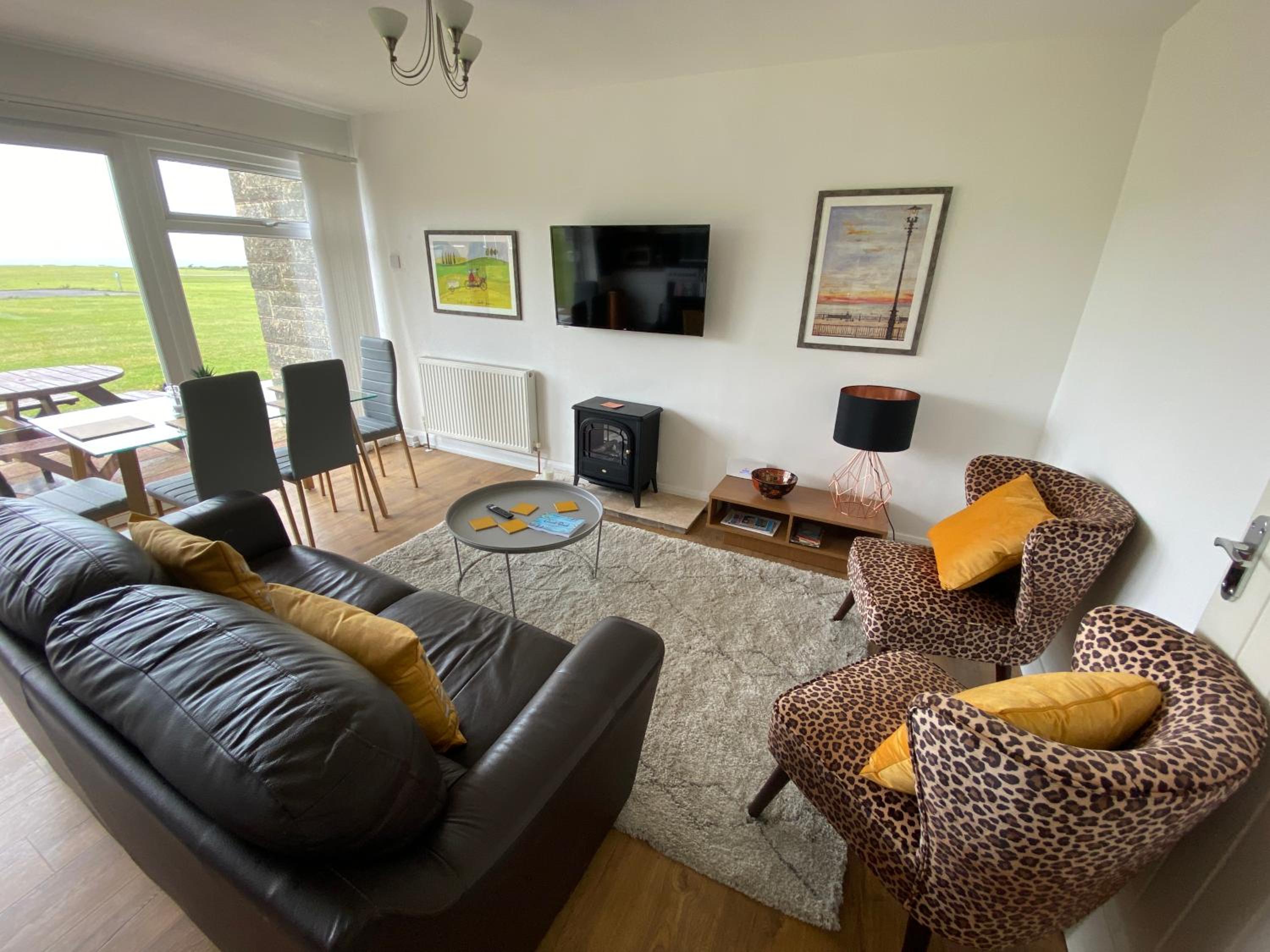 SEAVIEW self-catering coastal bungalow in rural West Wight view 5