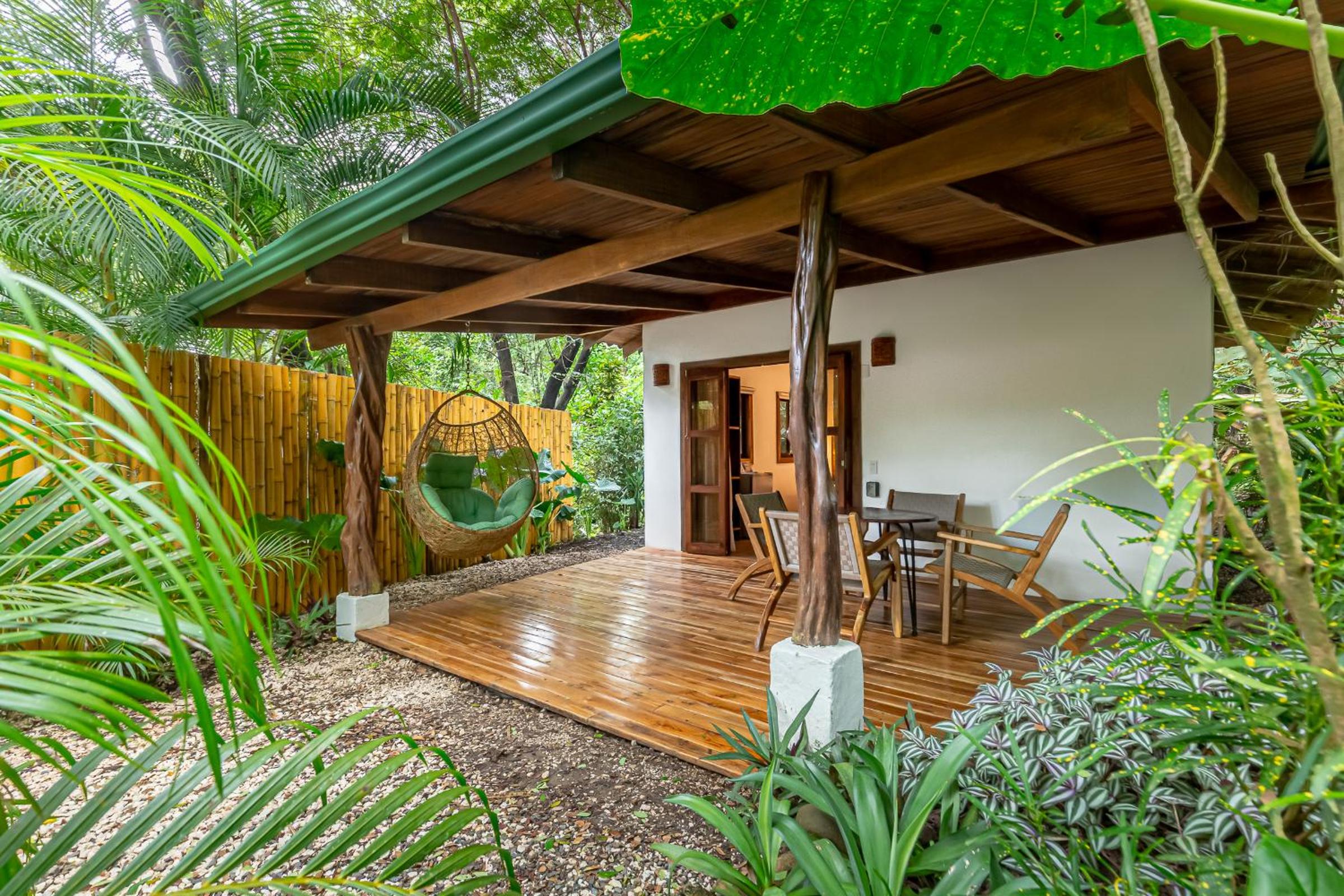 Makanas Beach Bungalows