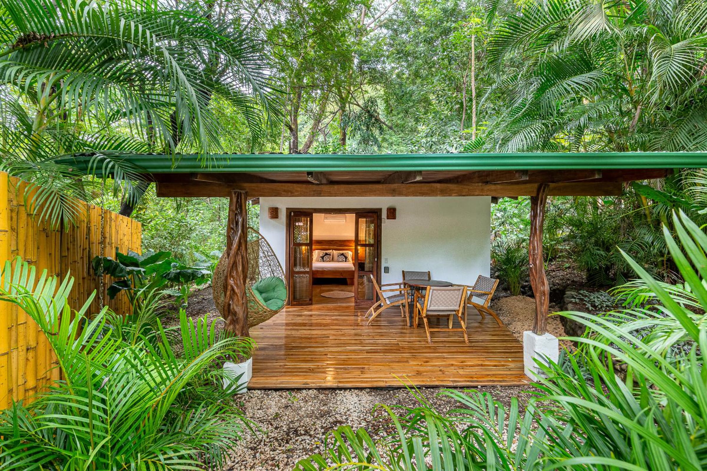 Makanas Beach Bungalows