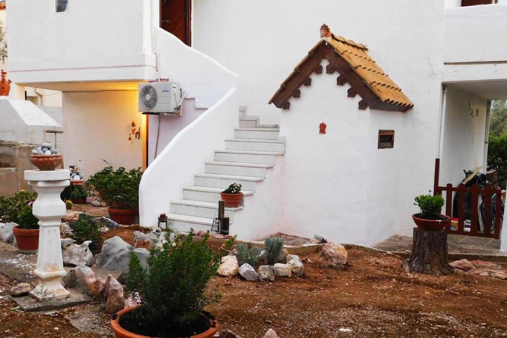 Hotel Marco Polo's Mooring Cozy Navy House - Image 1