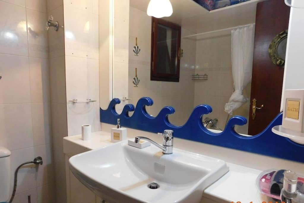 Marco Polo's Mooring Cozy Navy House