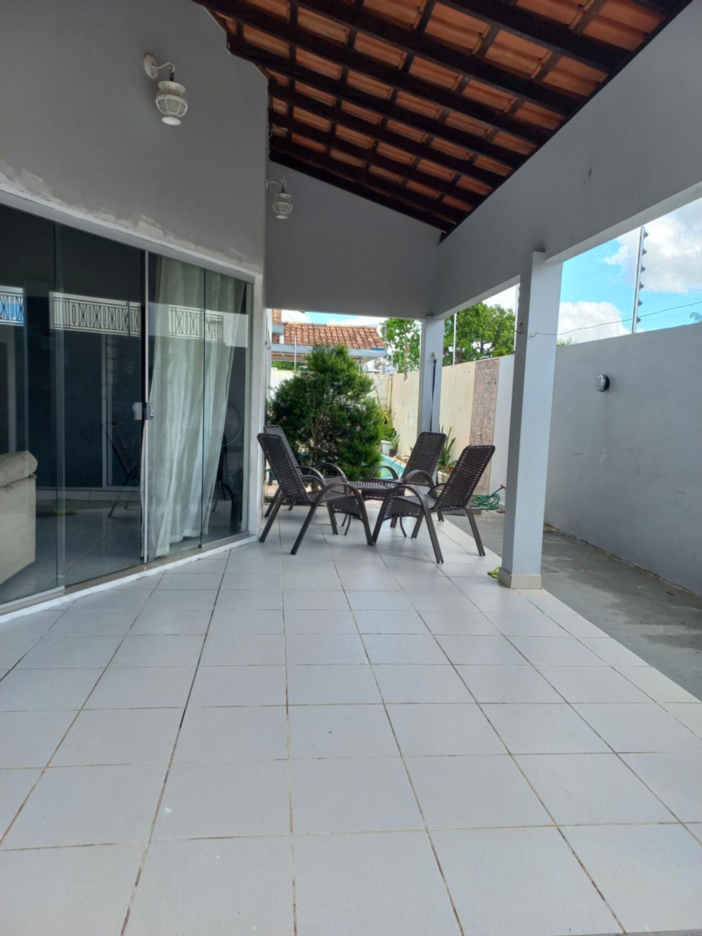 CASA COM PISCINA EM ÁREA NOBRE