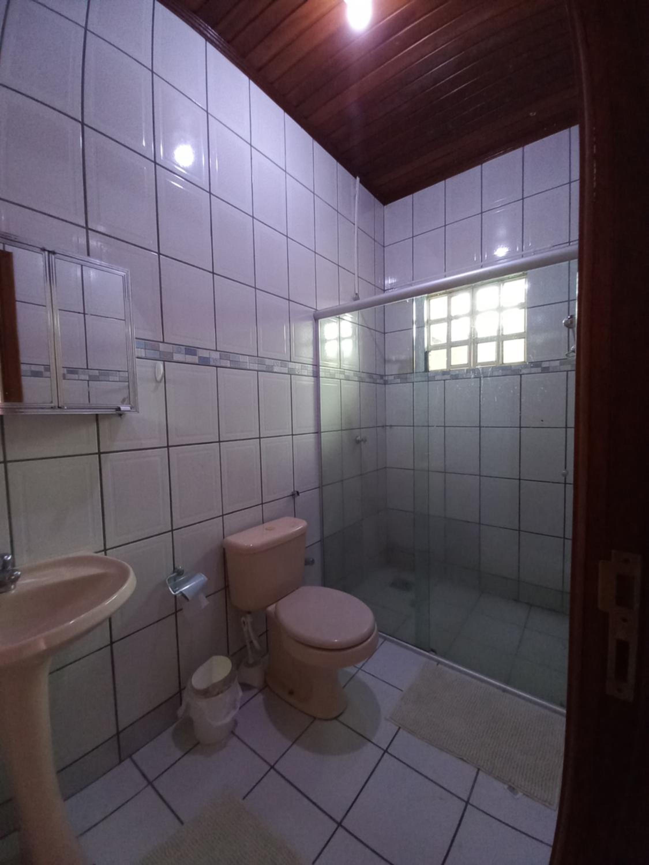 CASA COM PISCINA EM ÁREA NOBRE