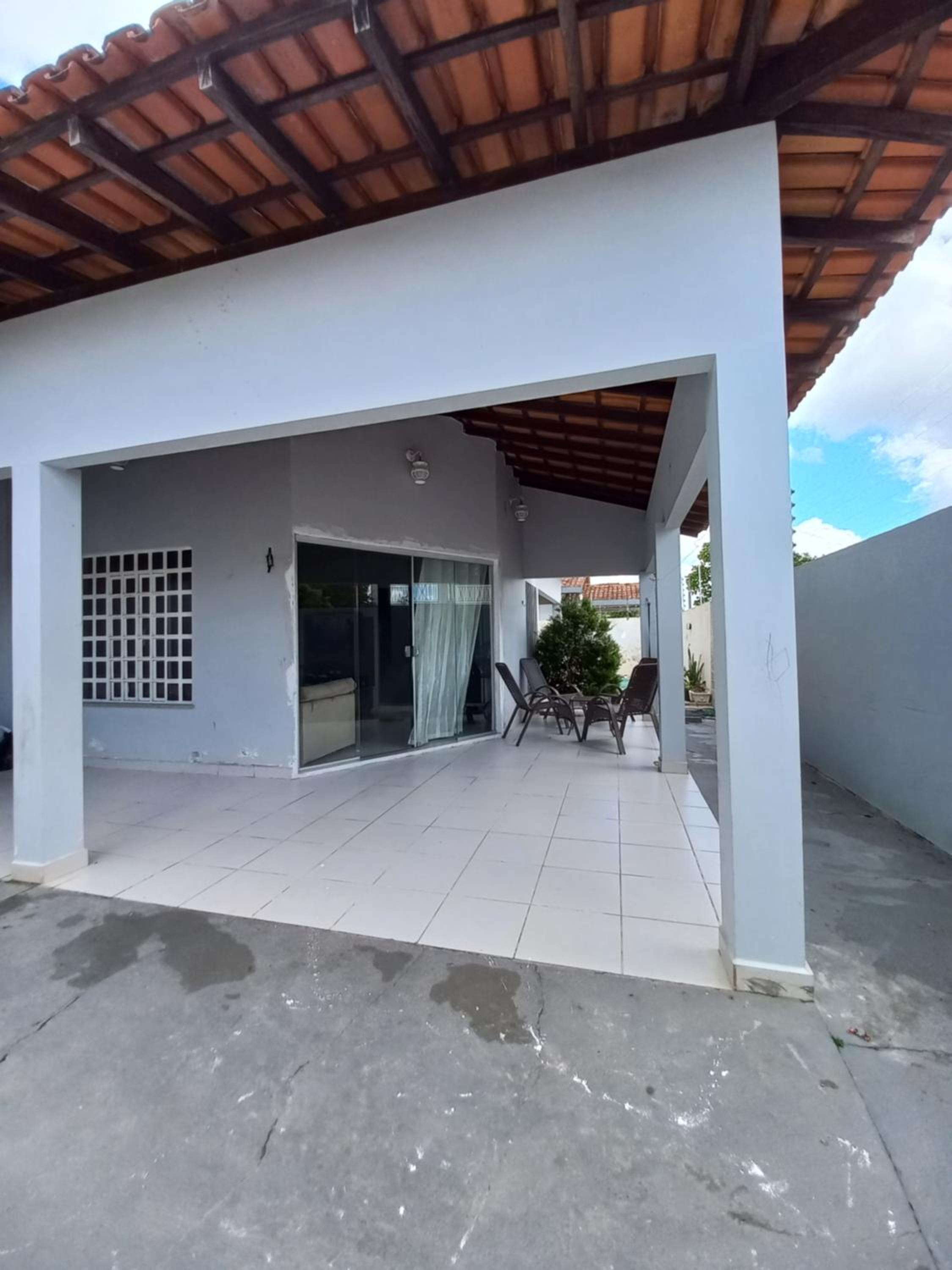CASA COM PISCINA EM ÁREA NOBRE