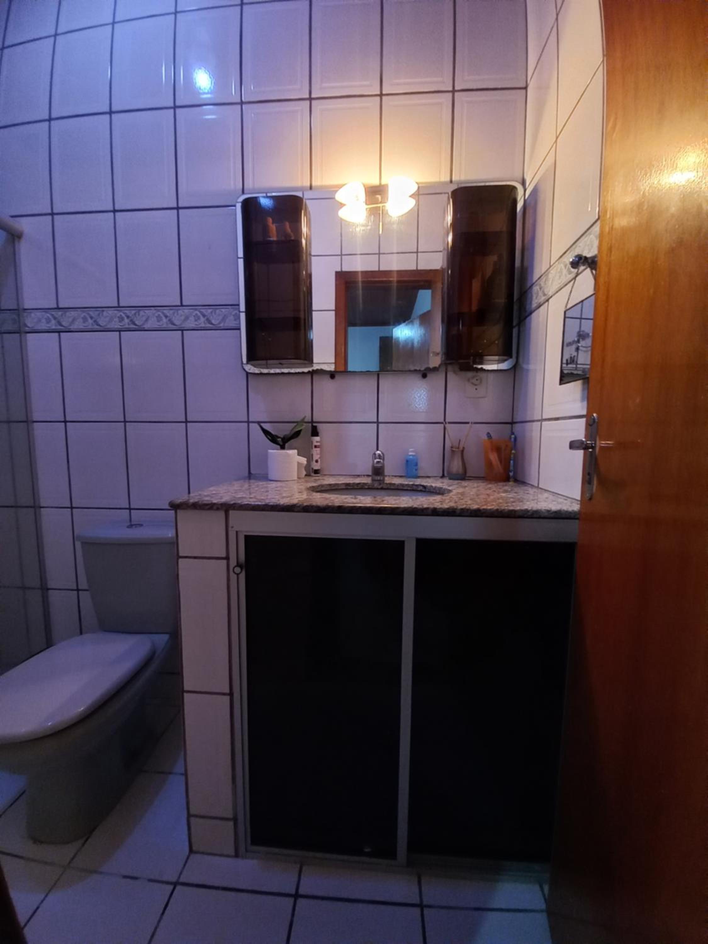 CASA COM PISCINA EM ÁREA NOBRE