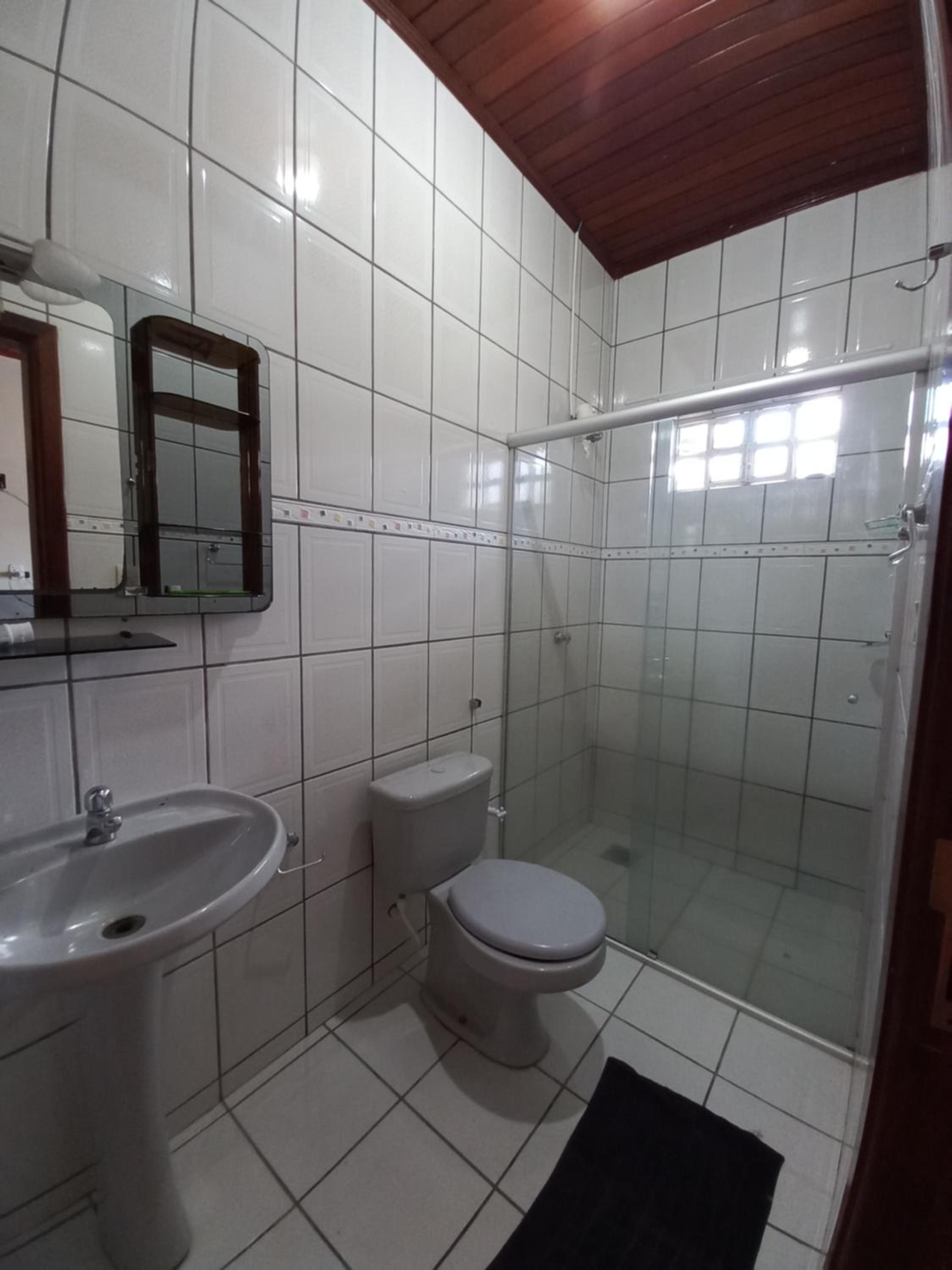 CASA COM PISCINA EM ÁREA NOBRE