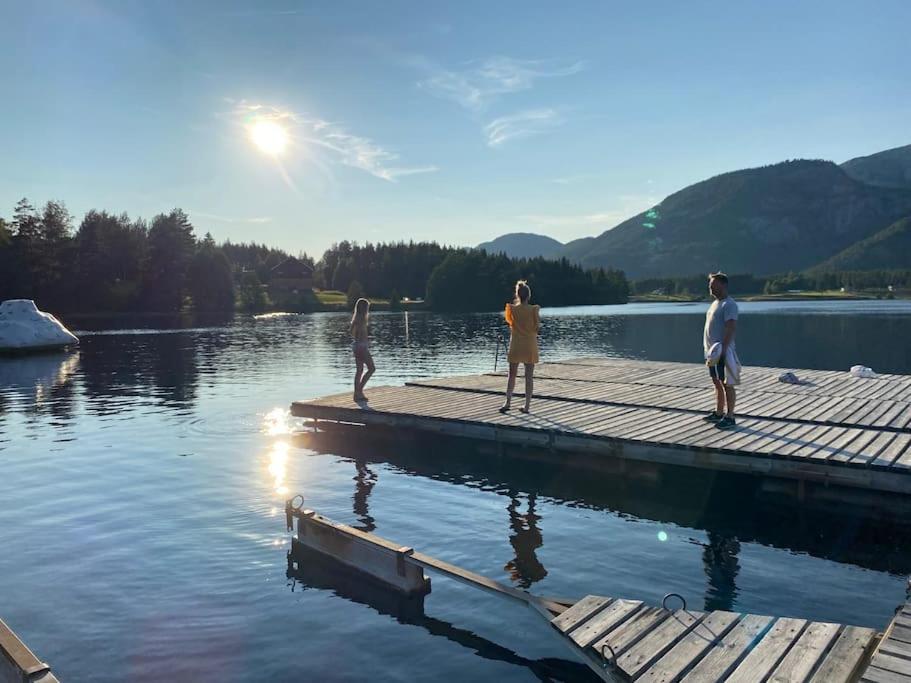 Laftet hytte i strandkanten med bade og fiske muligheter view 3