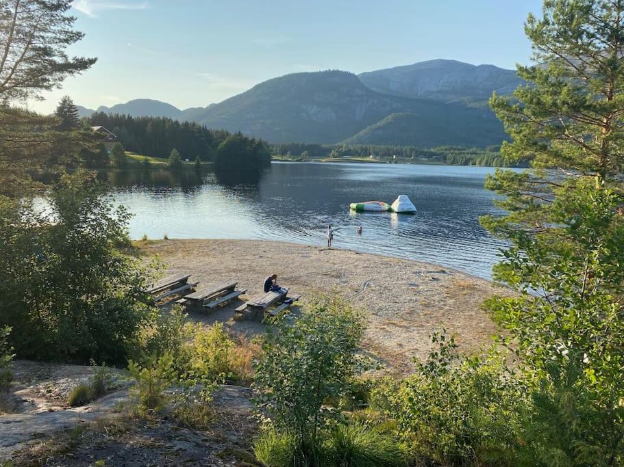Laftet hytte i strandkanten med bade og fiske muligheter view 5