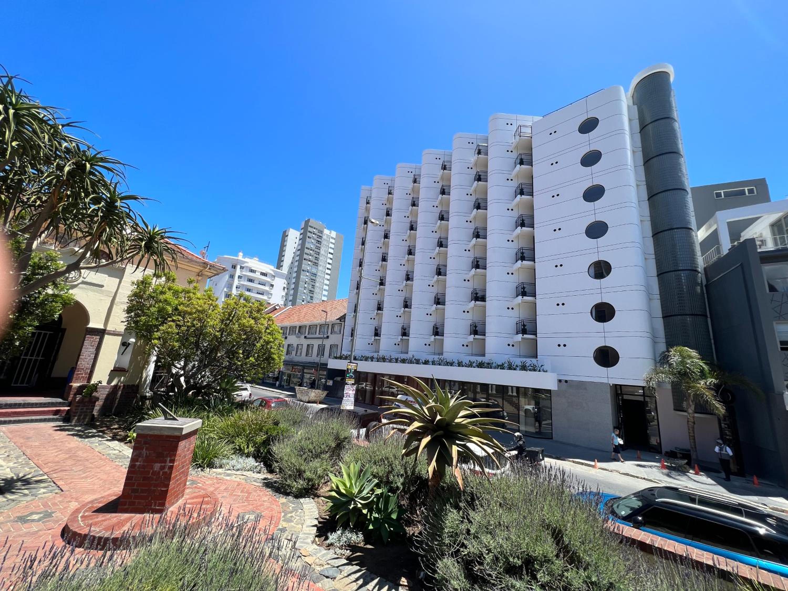 Flamingo luxury one bed room apartment in the heart of Sea Point Best location 24 7 security 5 mins to beach Book Now view 5