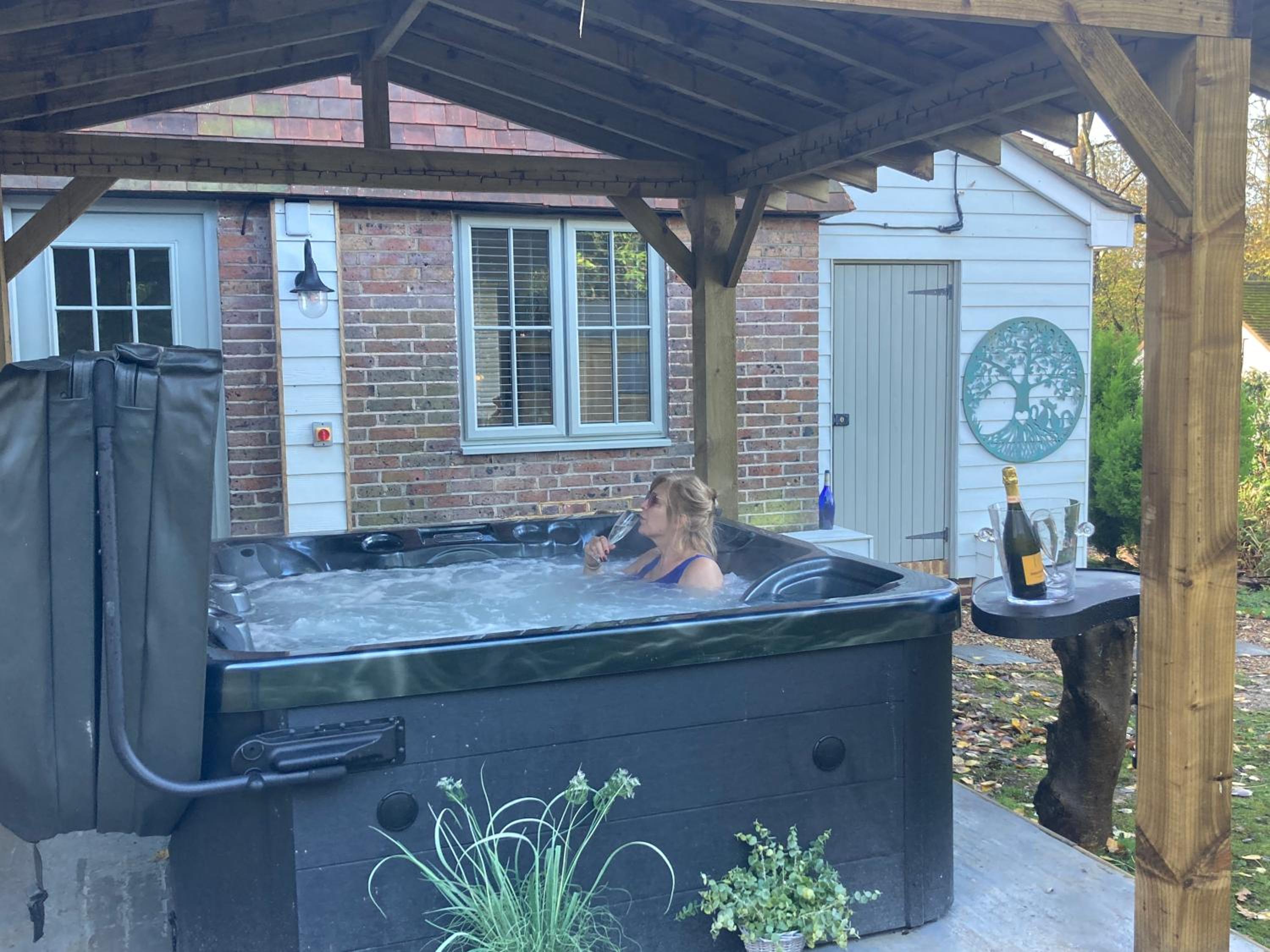 5Bed-10Guests-Fireplace-HotTub-Pets ok-Parking view 3