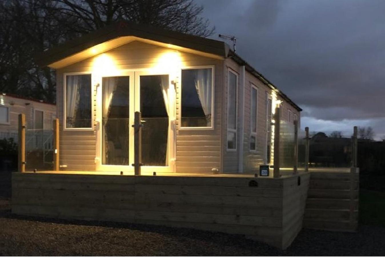 Delightful 2-bed static set in a peaceful village view 5