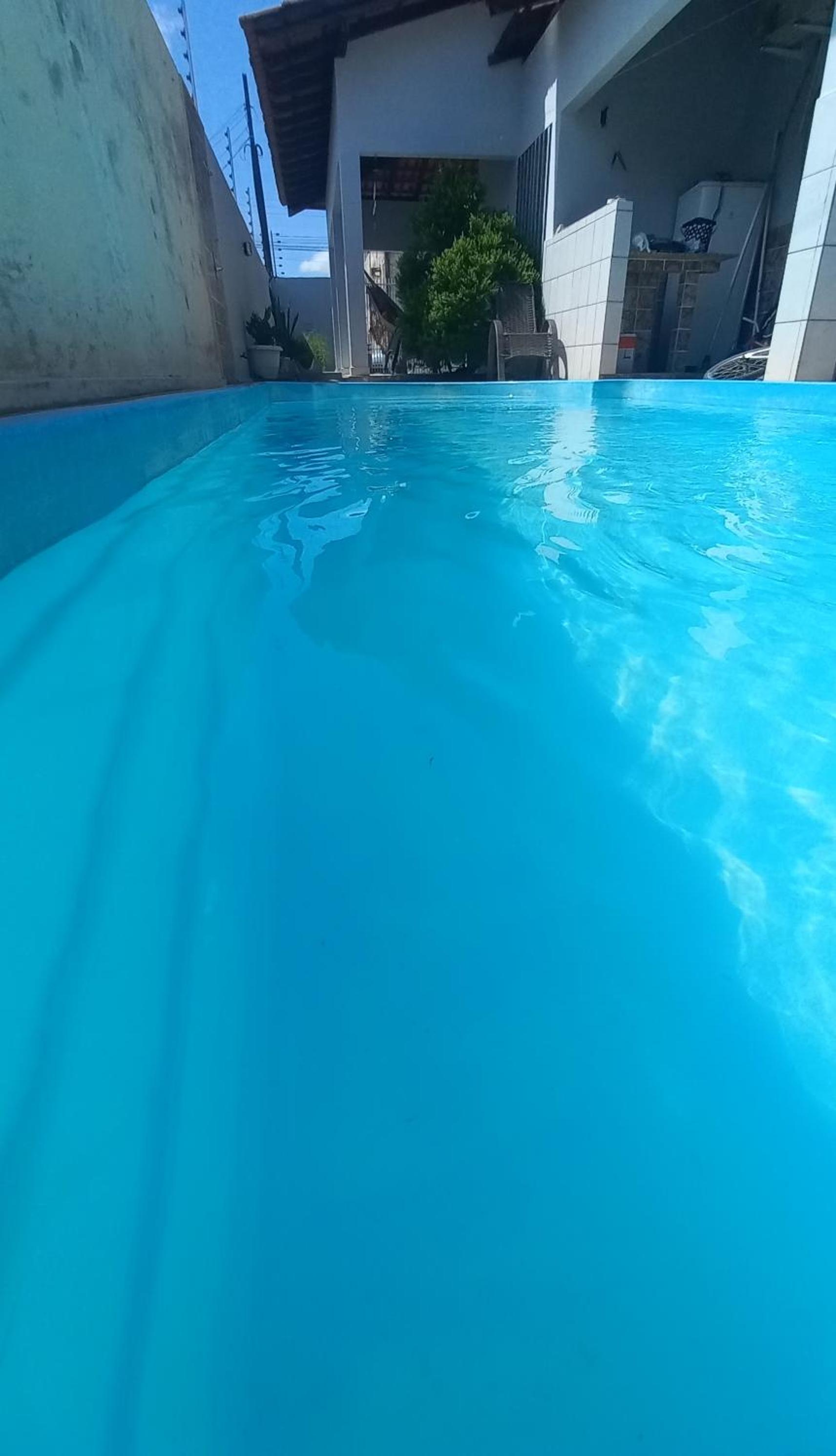 CASA COM PISCINA EM ÁREA NOBRE