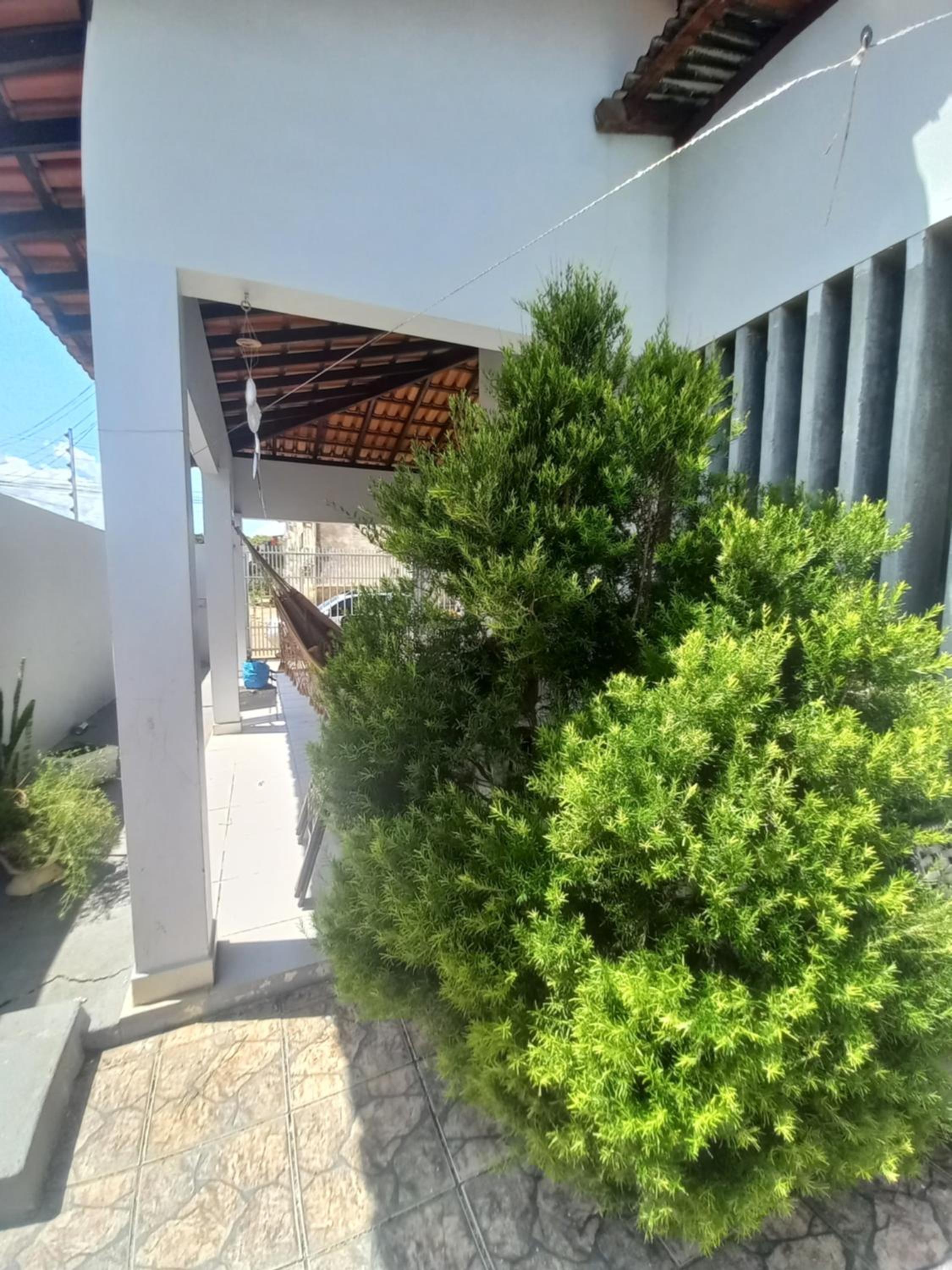 CASA COM PISCINA EM ÁREA NOBRE