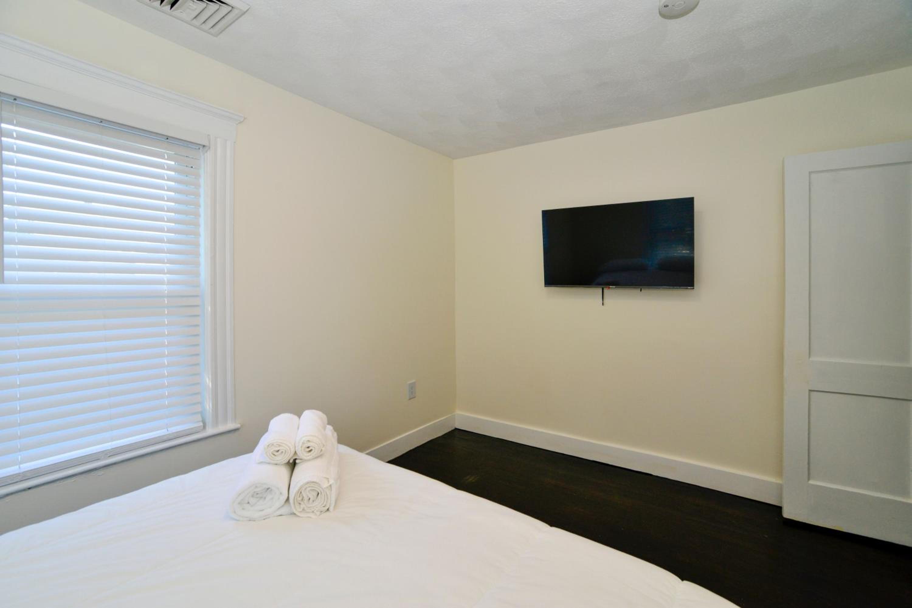 Modern Two Bedroom Condo - Boston view 5