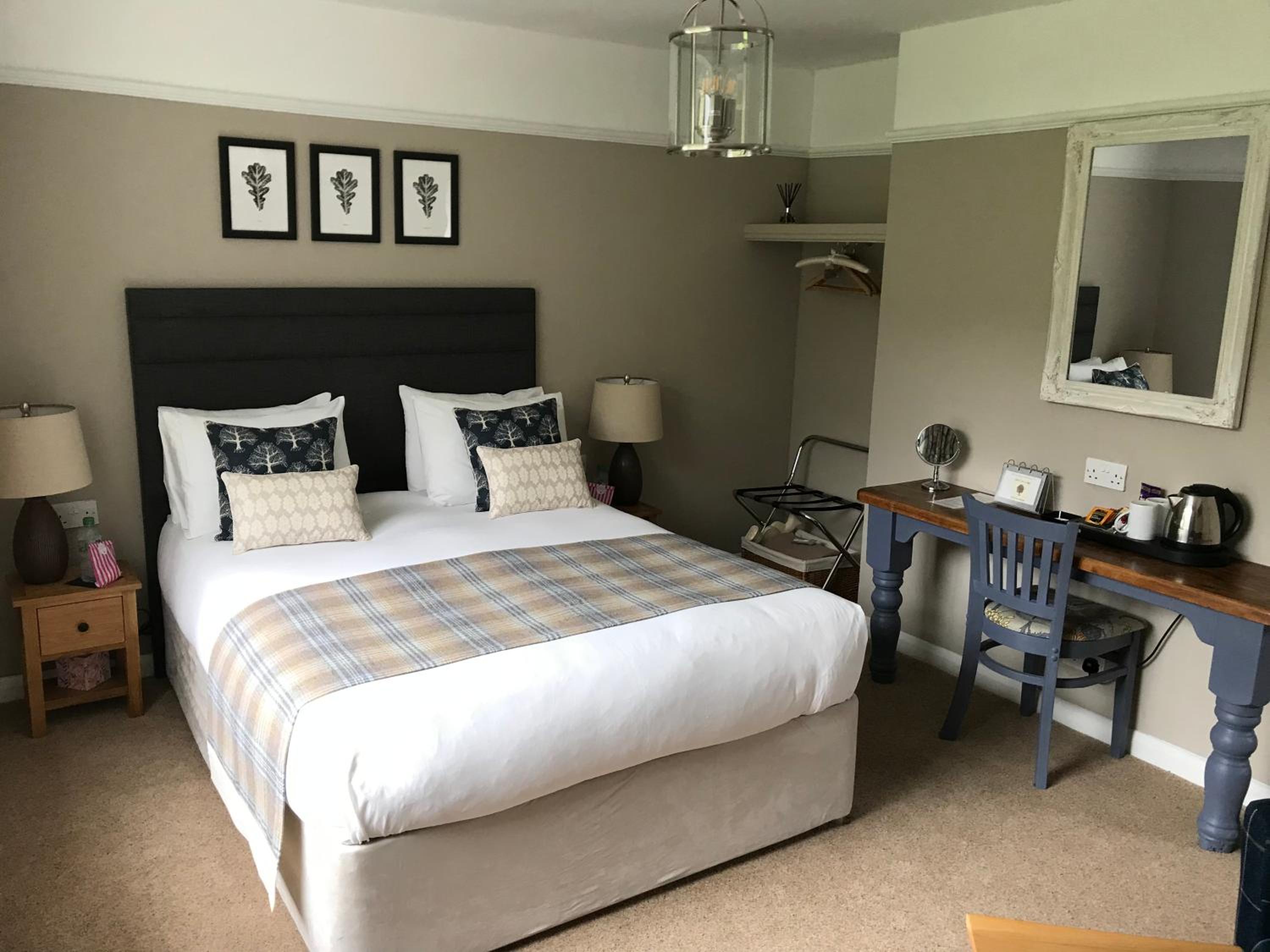 Oak Tree Lodge & Holiday Parking