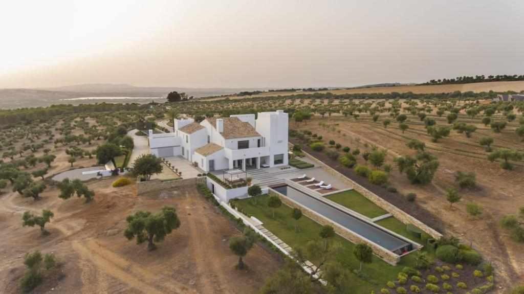 Cortijo exclusivo rodeado de un olivar centenario