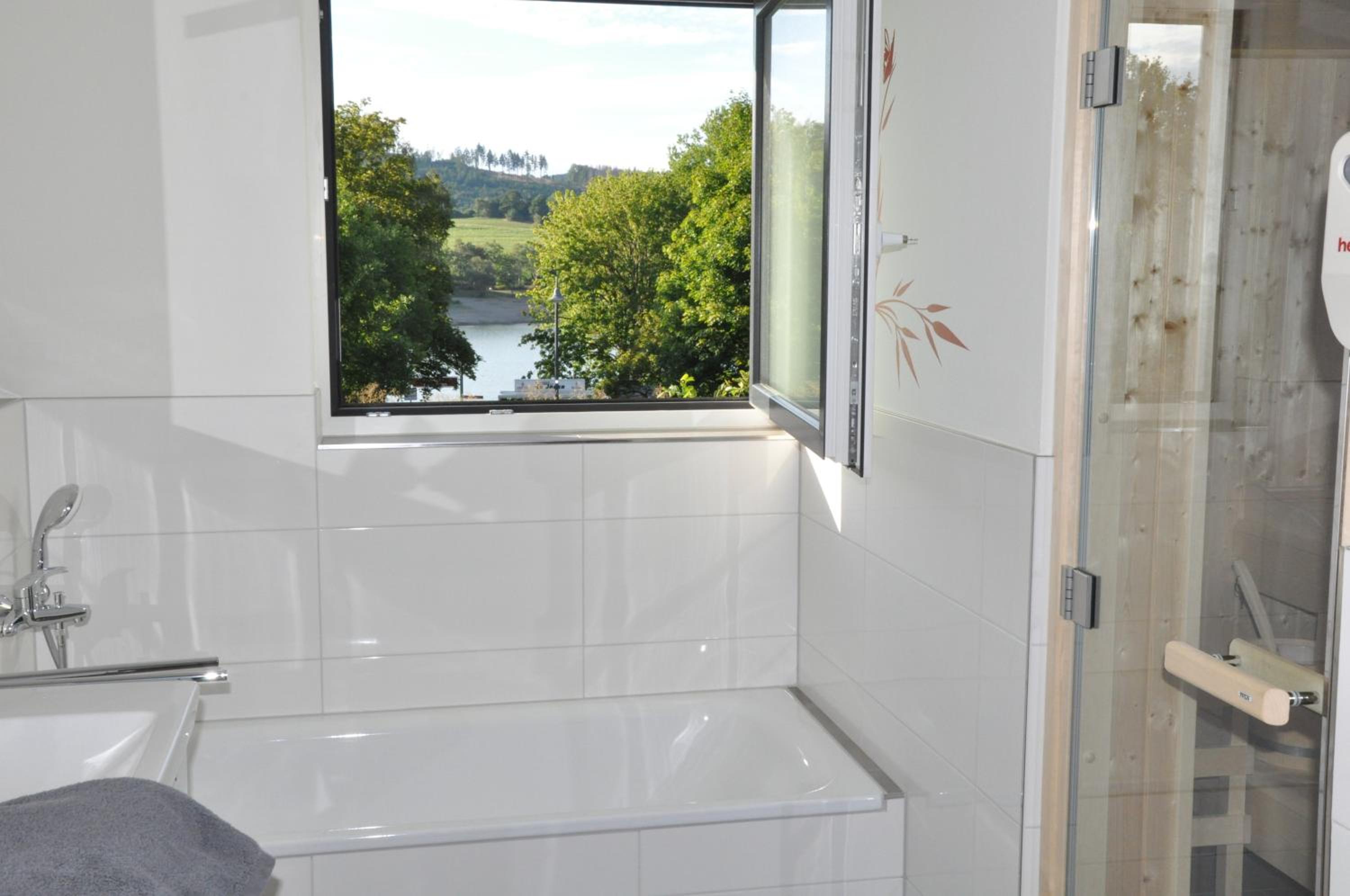 Ferienhaus direkt am Diemelsee-Heringhausen-Willingen-Toplage-Sauna-3 Schlafzimmer-2 Terrassen-109 qm-incl Wäsche
