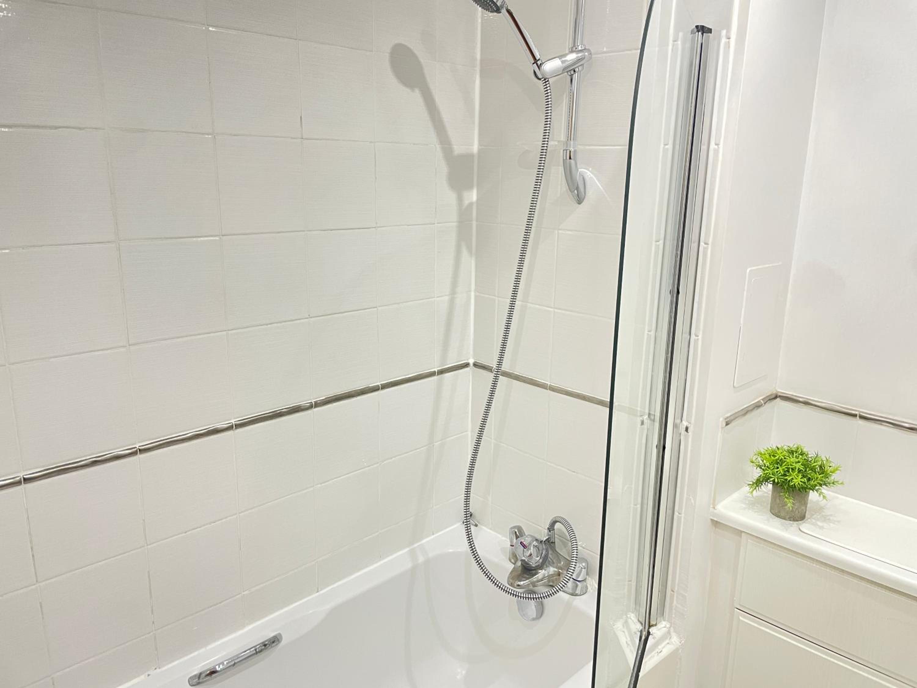 Canary Wharf O2 Arena Flat with Parking & Balcony