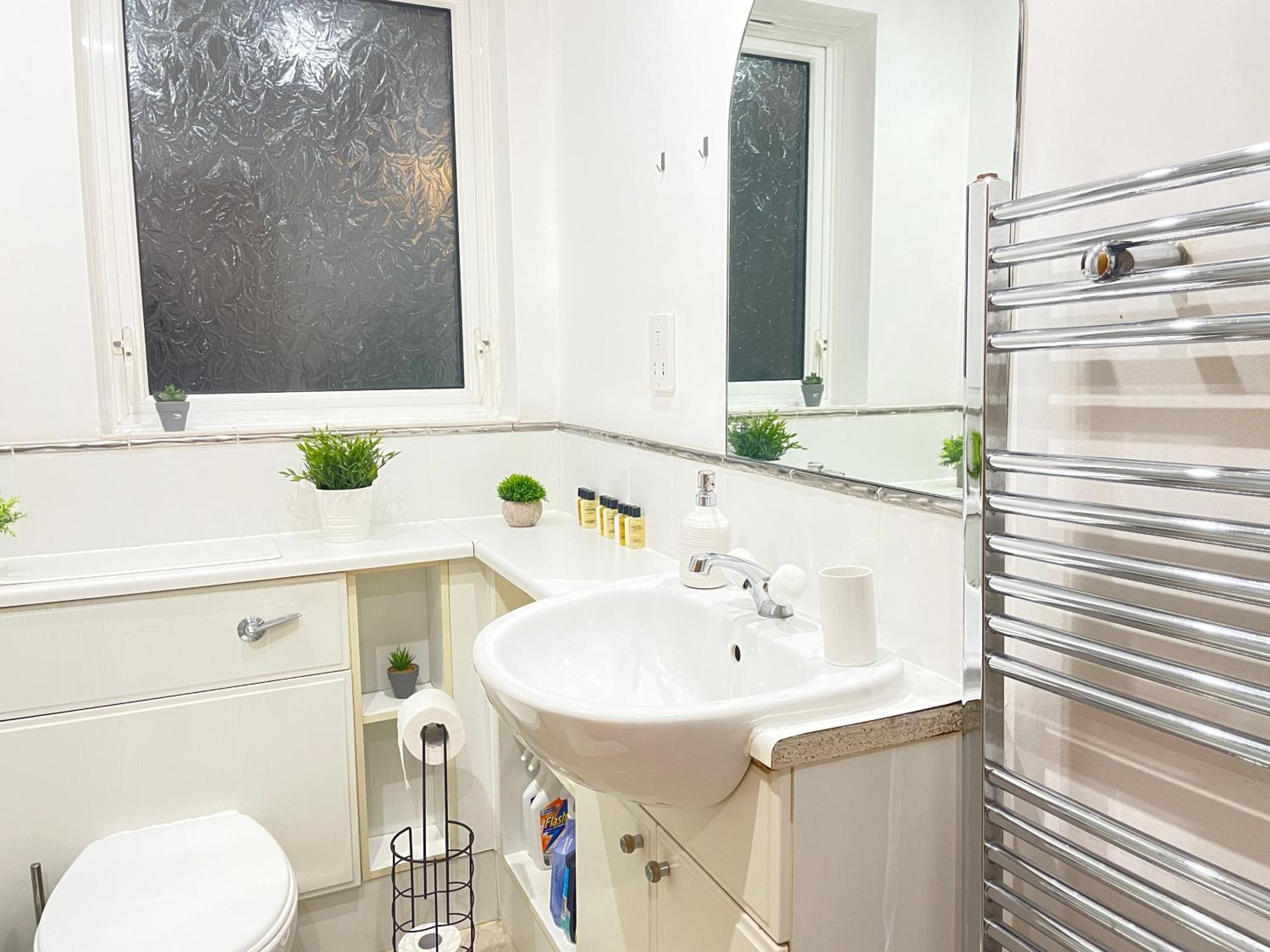 Canary Wharf O2 Arena Flat with Parking & Balcony