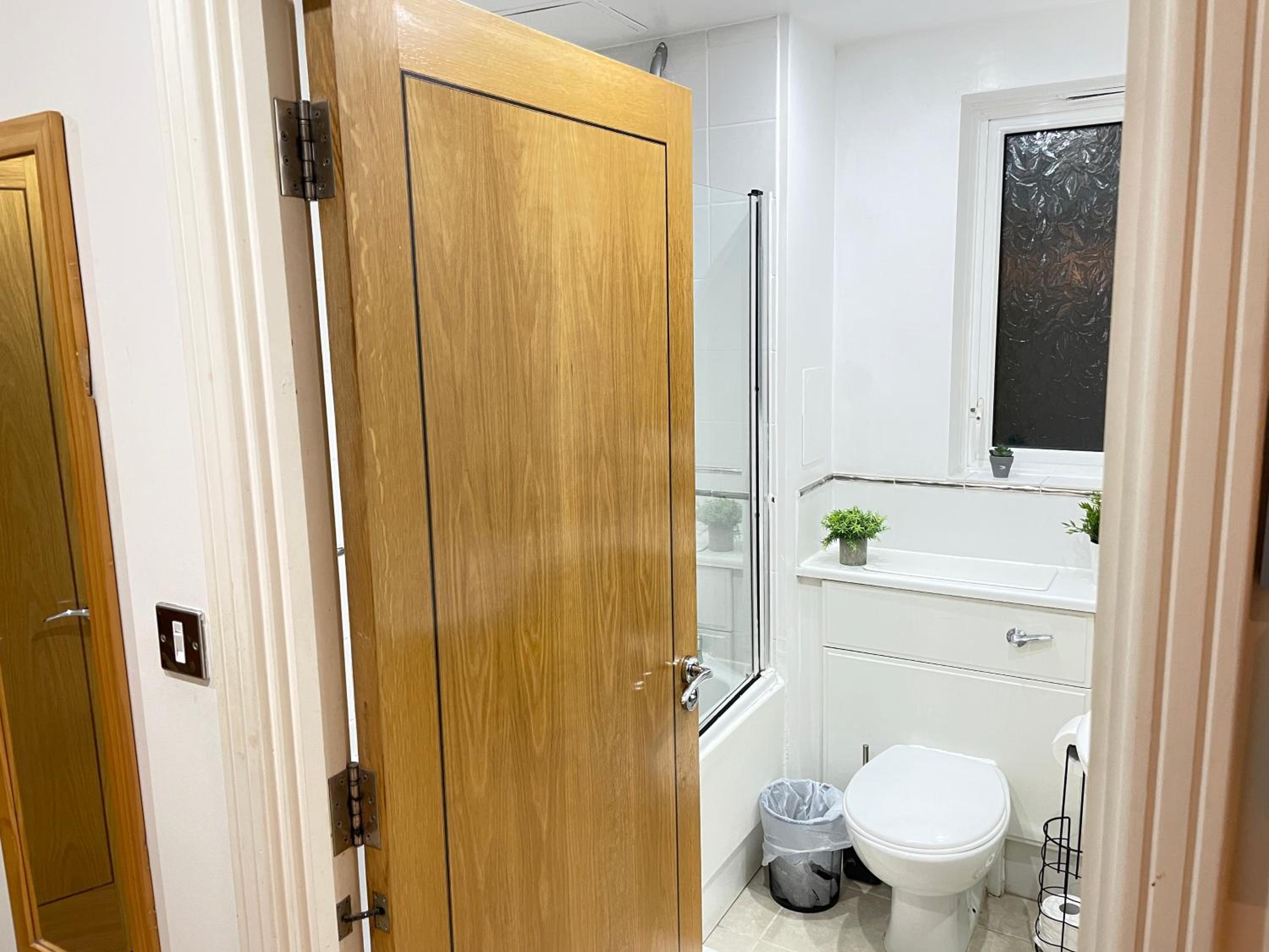 Canary Wharf O2 Arena Flat with Parking & Balcony