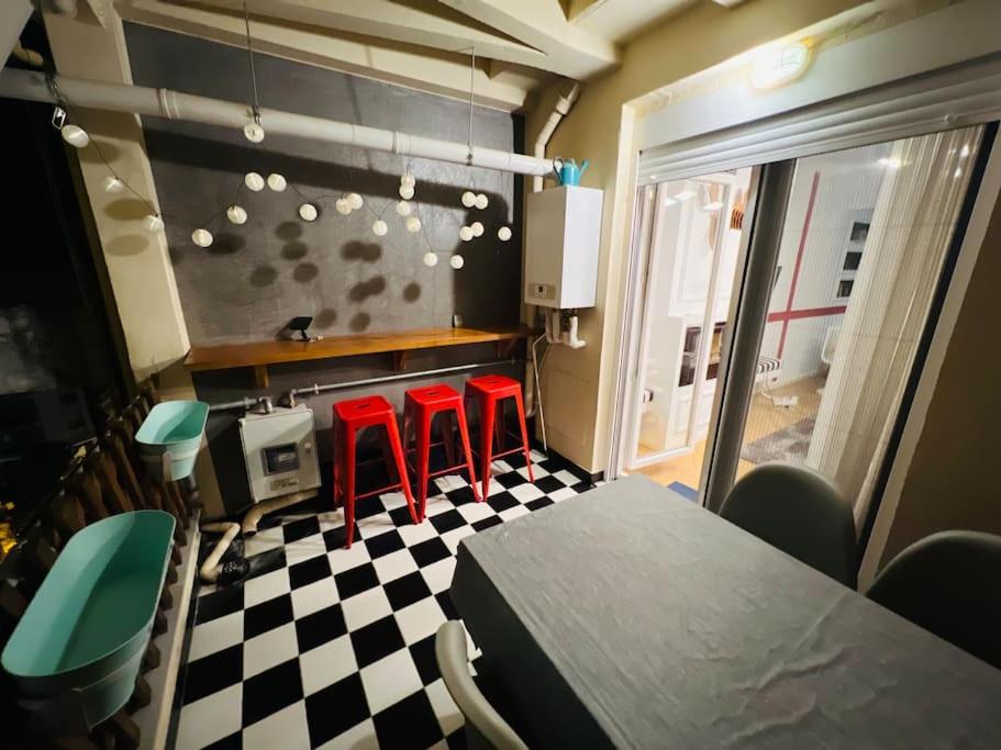 Redstripes Apartment