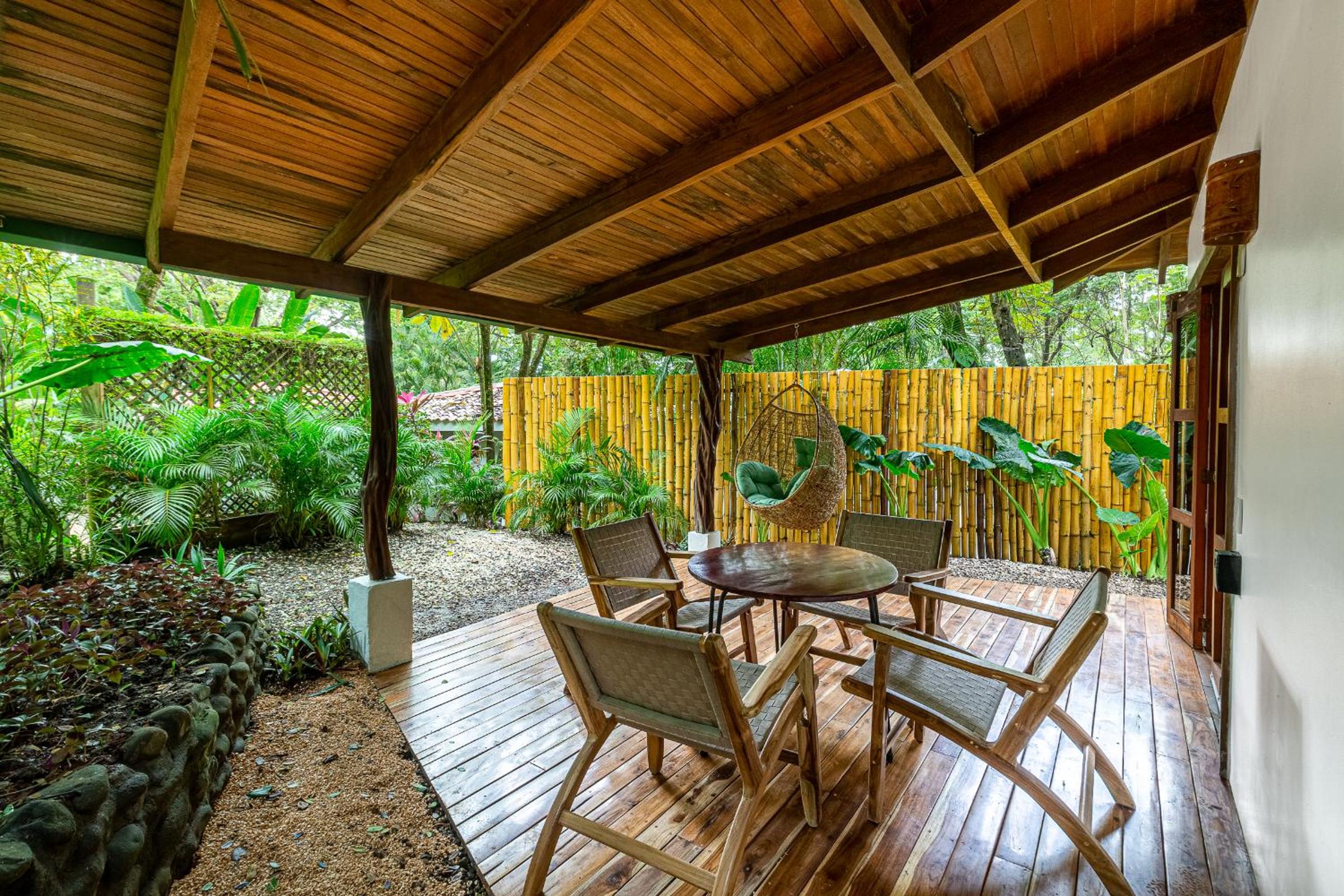 Makanas Beach Bungalows