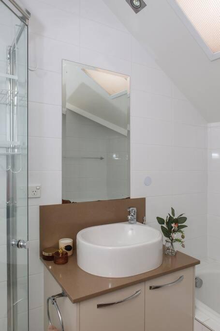 East Brighton Townhouse by Ready Set Host