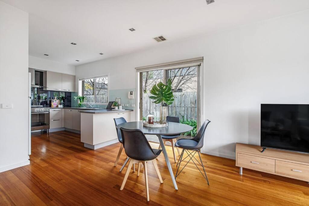East Brighton Townhouse by Ready Set Host