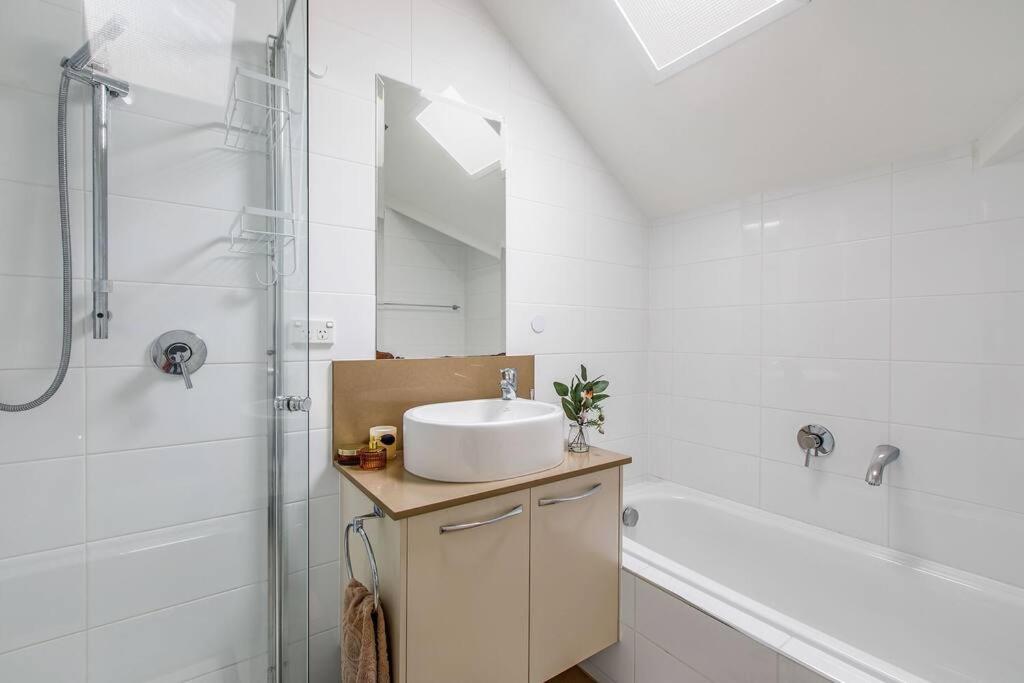 East Brighton Townhouse by Ready Set Host