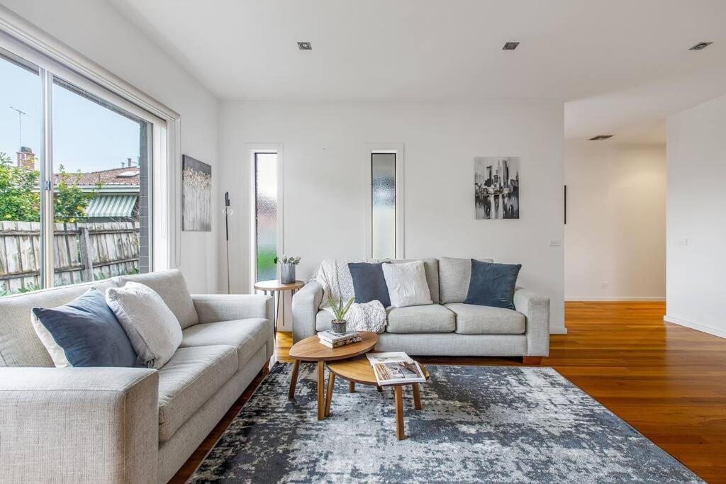 East Brighton Townhouse by Ready Set Host