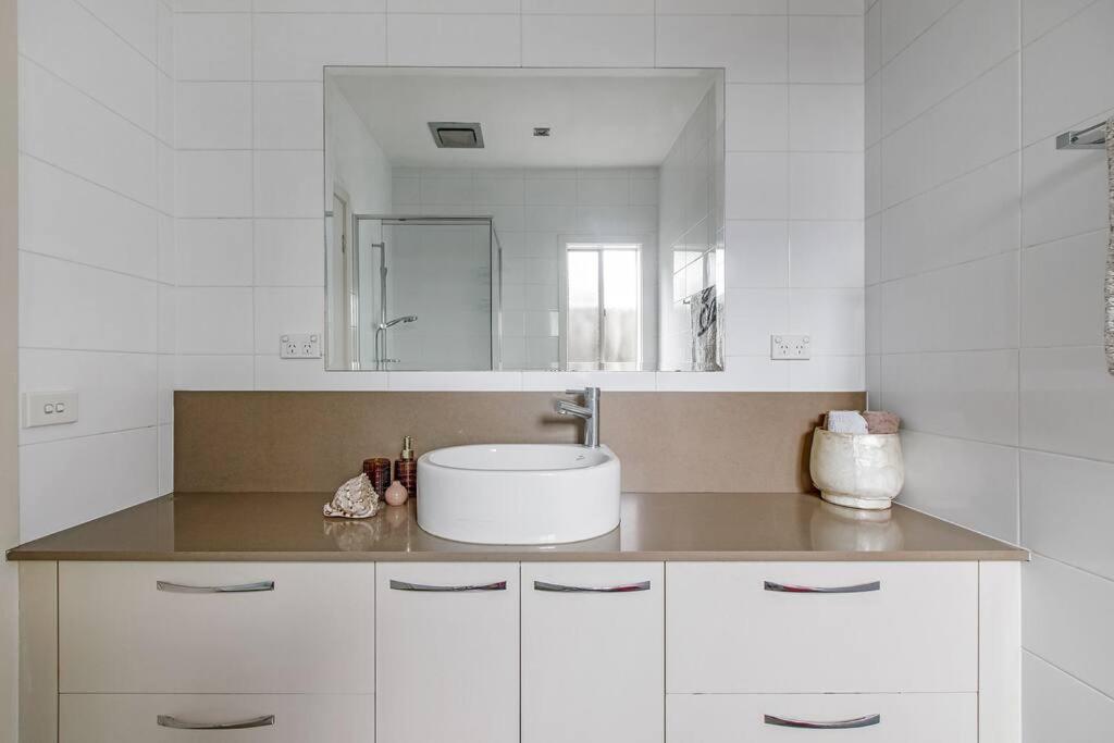 East Brighton Townhouse by Ready Set Host