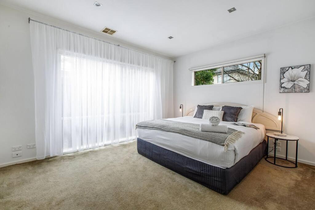 East Brighton Townhouse by Ready Set Host