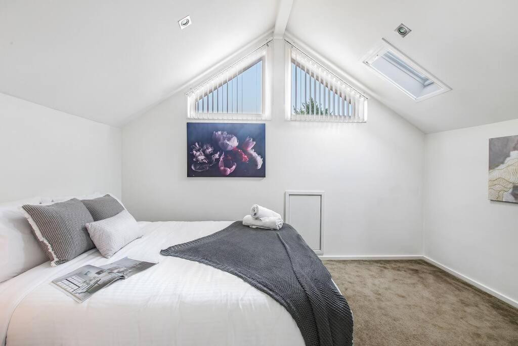 East Brighton Townhouse by Ready Set Host
