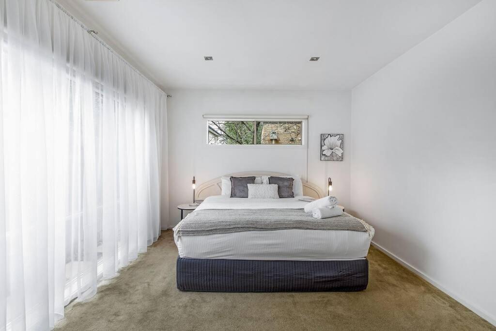 East Brighton Townhouse by Ready Set Host