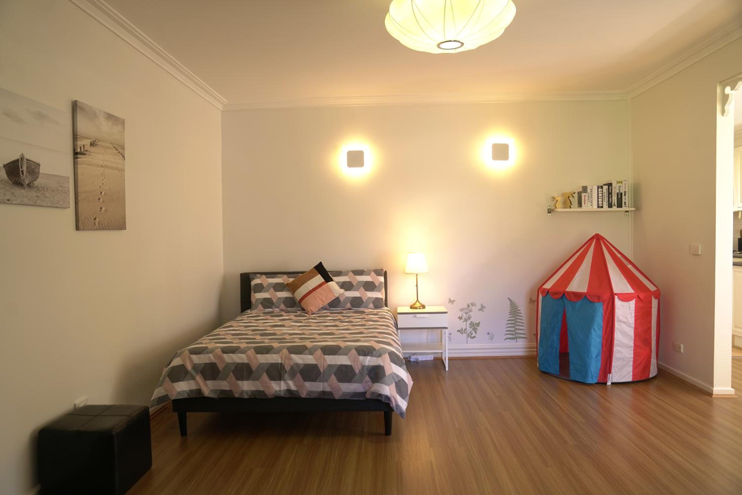 Family home in Prime location Melbourne view 3