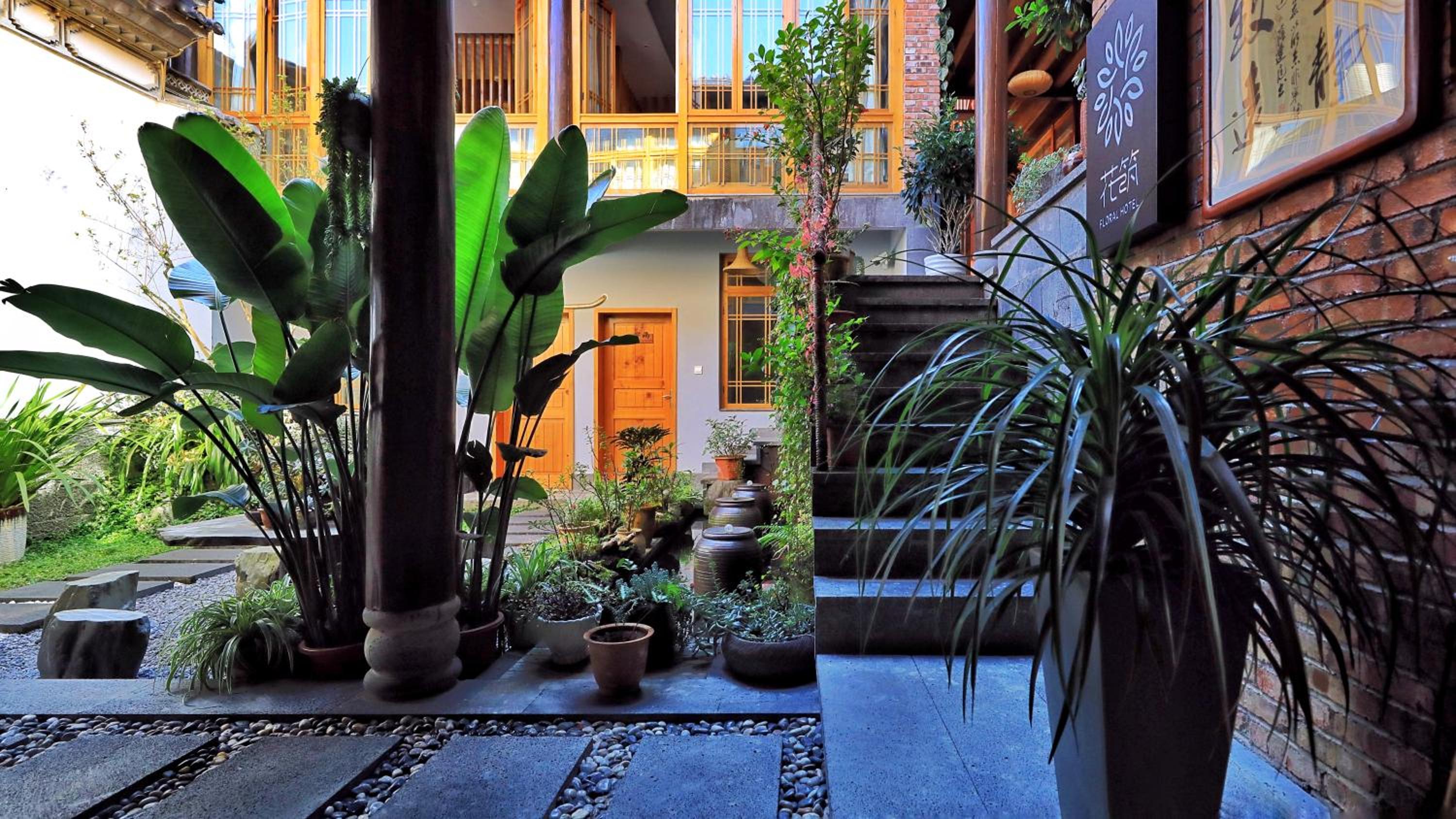 Shan Ju Qiu Ming Floral Hotel in Tengchong 花筑 腾冲山居秋暝精品客栈