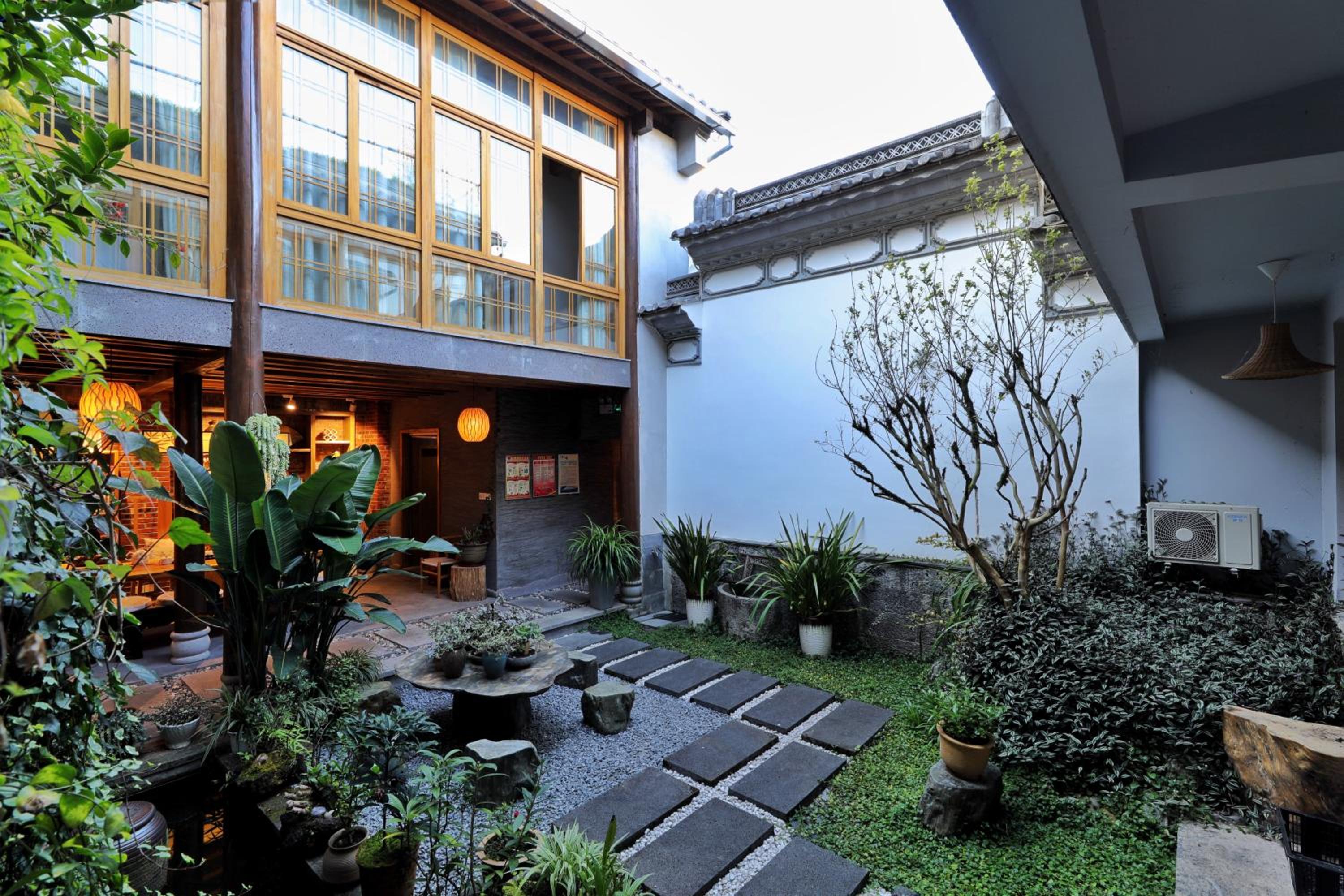 Shan Ju Qiu Ming Floral Hotel in Tengchong 花筑 腾冲山居秋暝精品客栈