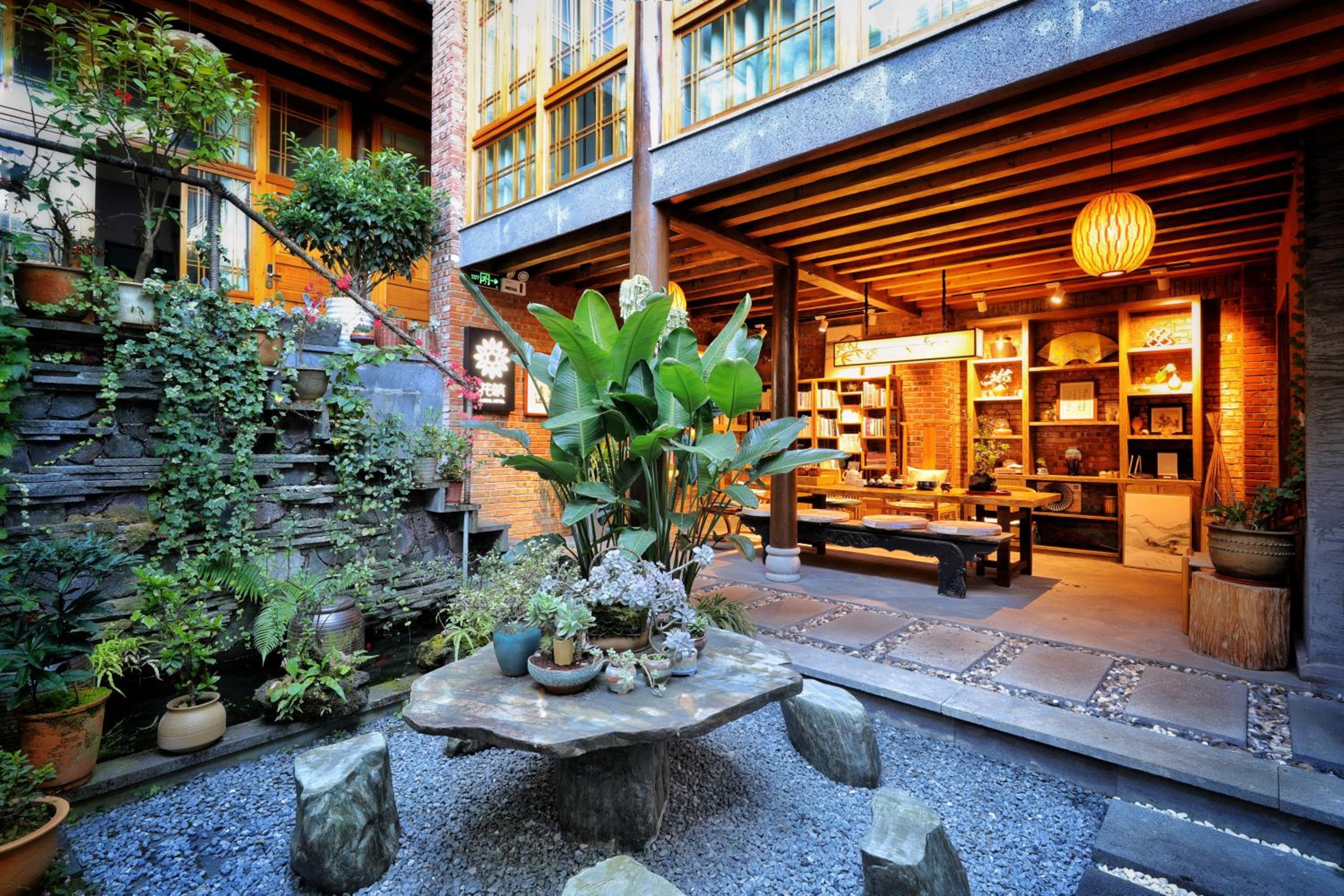 Shan Ju Qiu Ming Floral Hotel in Tengchong 花筑 腾冲山居秋暝精品客栈